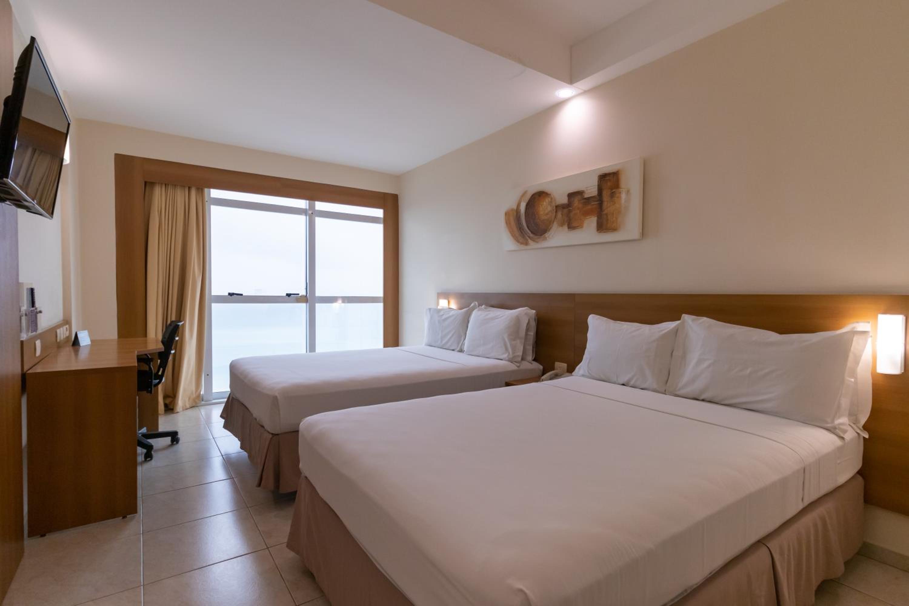 Superior Room with Two Double Beds and Sea View photo 2