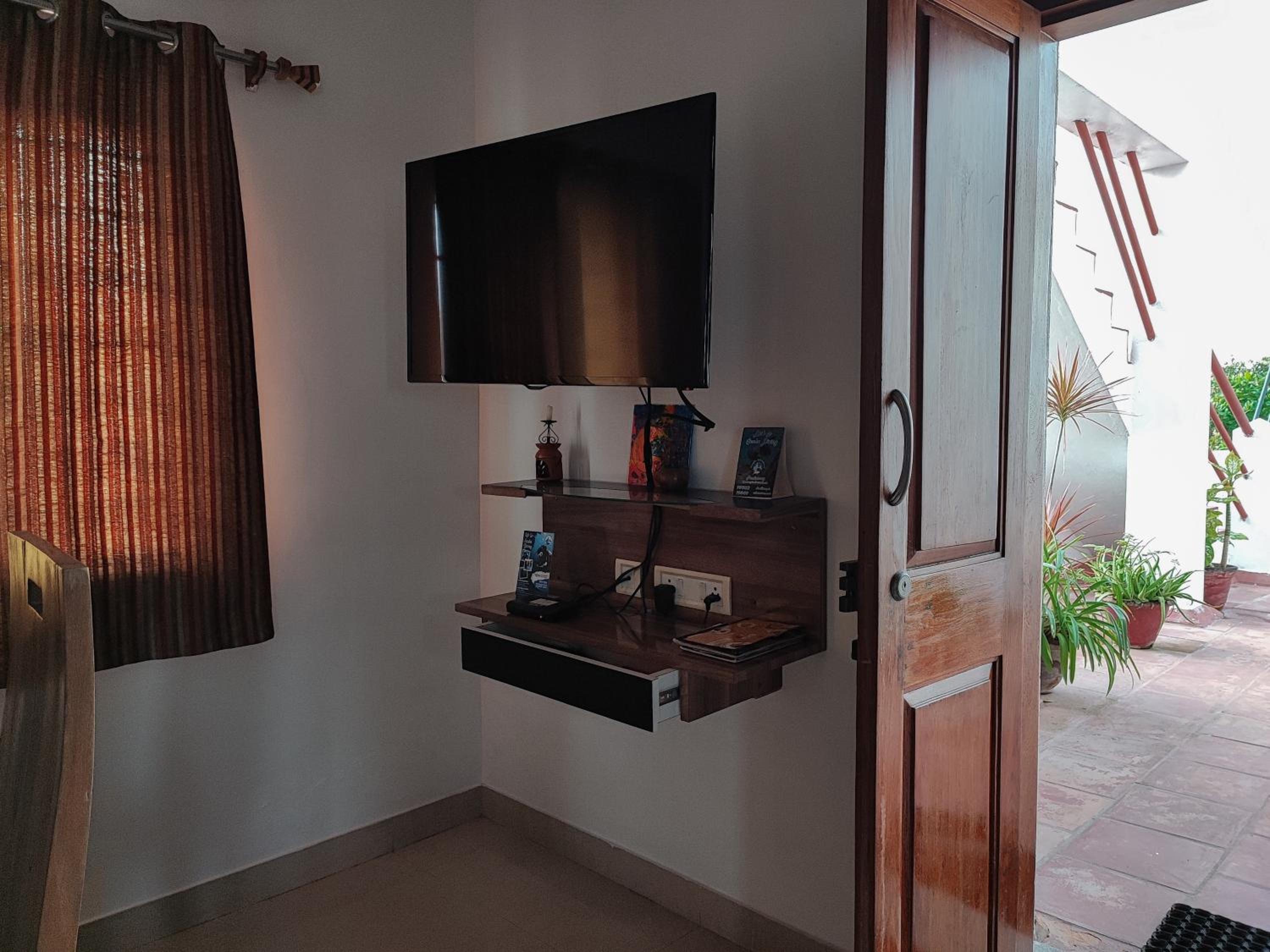 One-Bedroom Apartment with Terrace photo 1