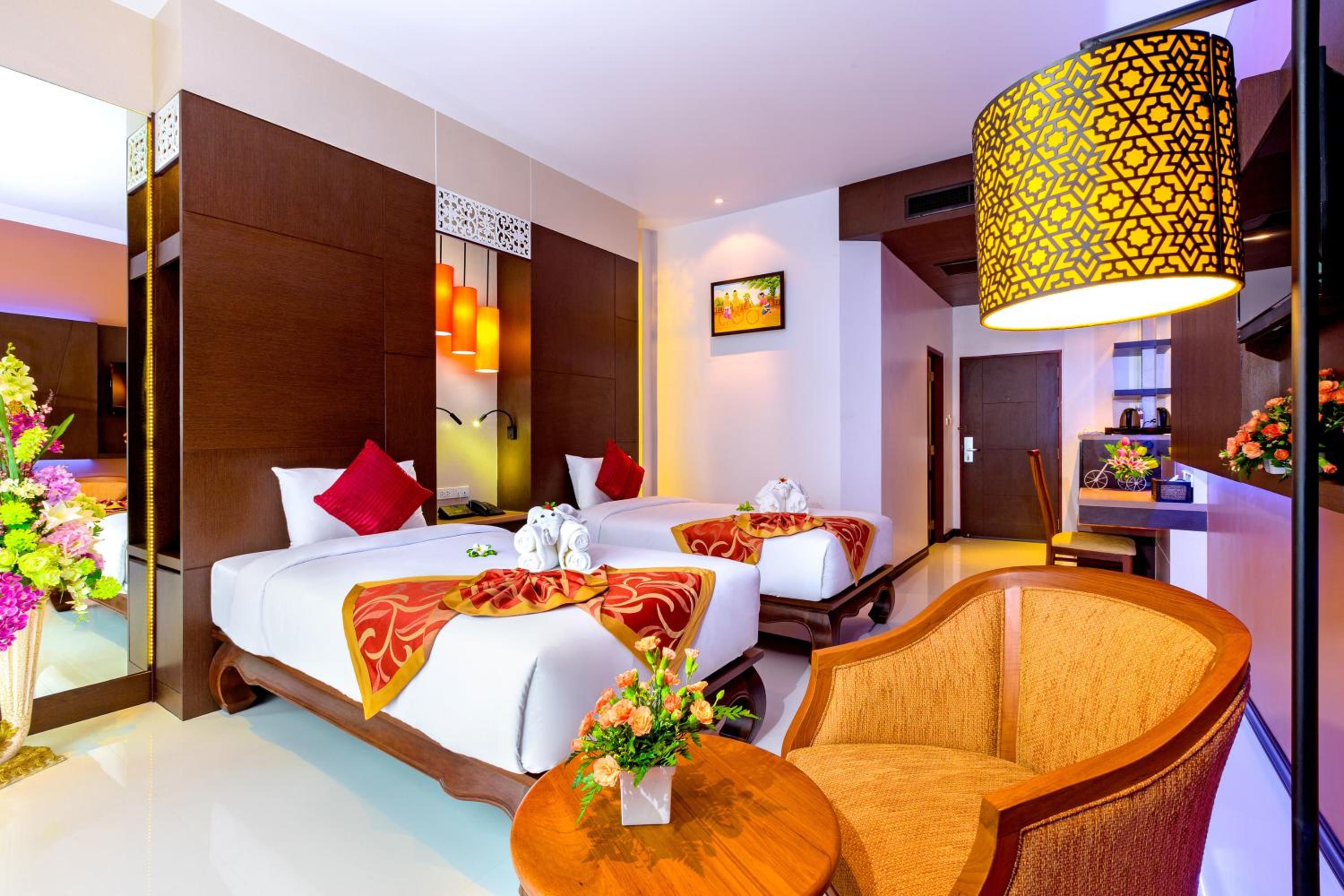 Grand Deluxe Double or Twin Room with Pool View - Photo 4