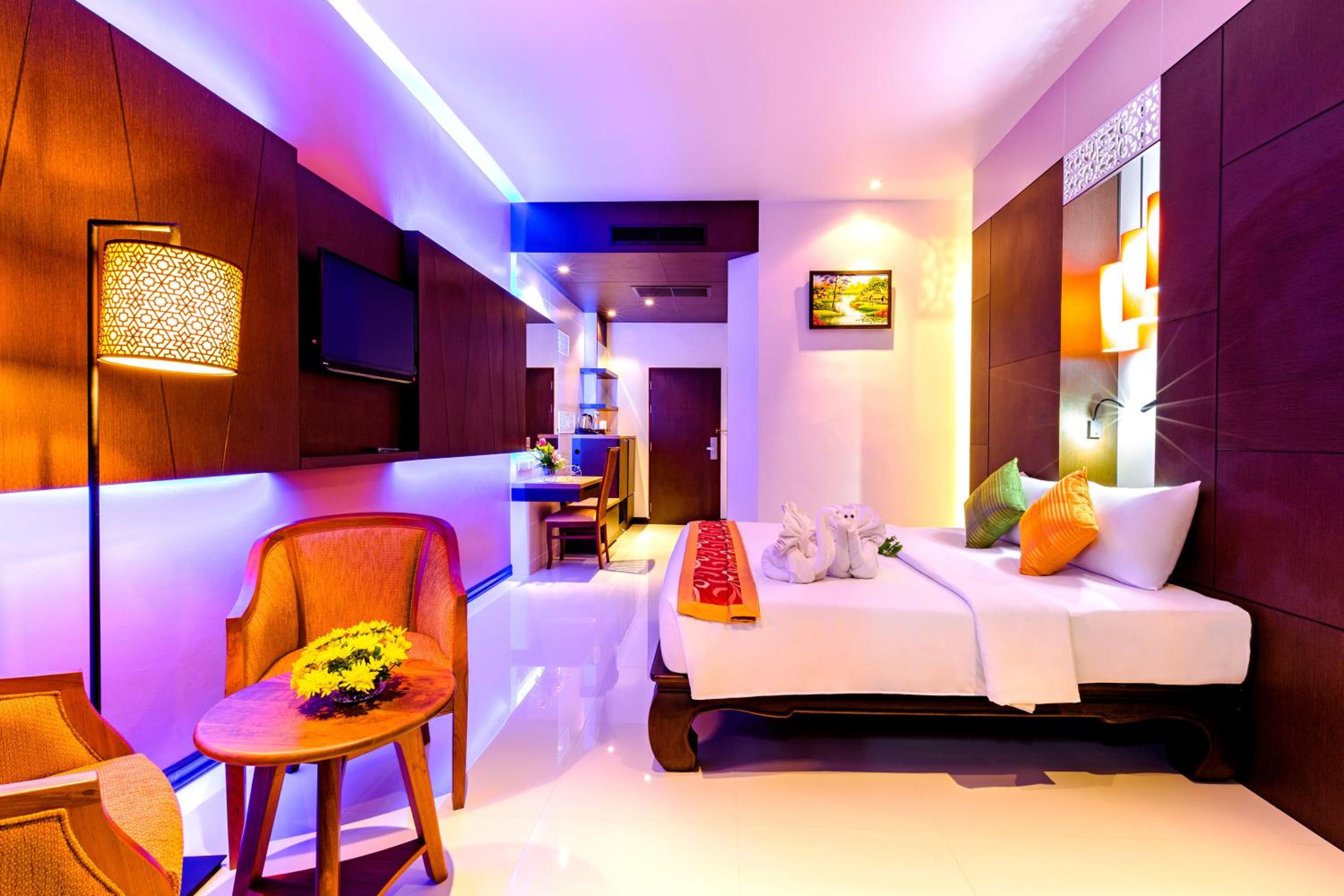 Grand Deluxe Double or Twin Room with Pool View - Photo 3