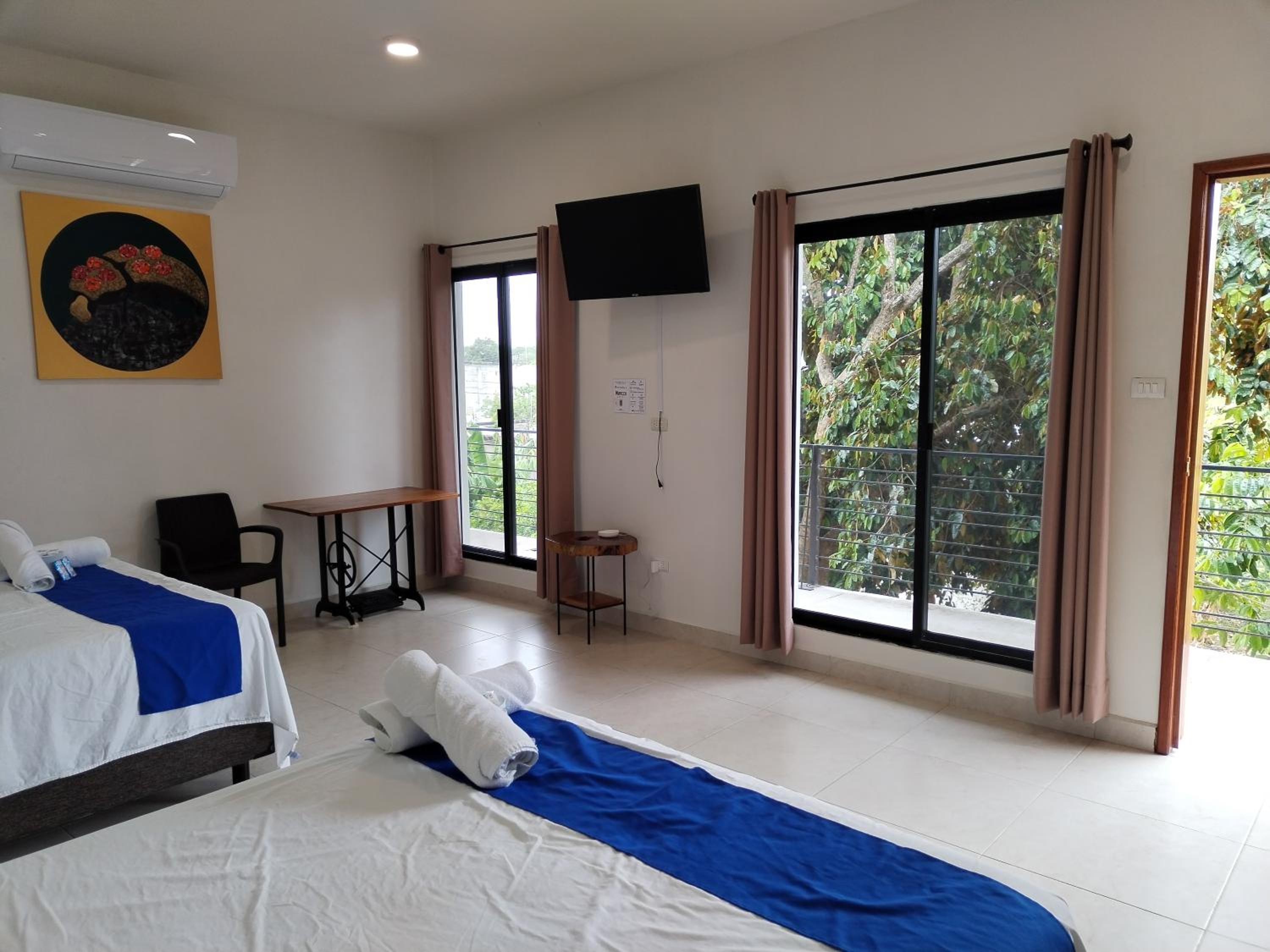 Economy Quadruple Room - Photo 11