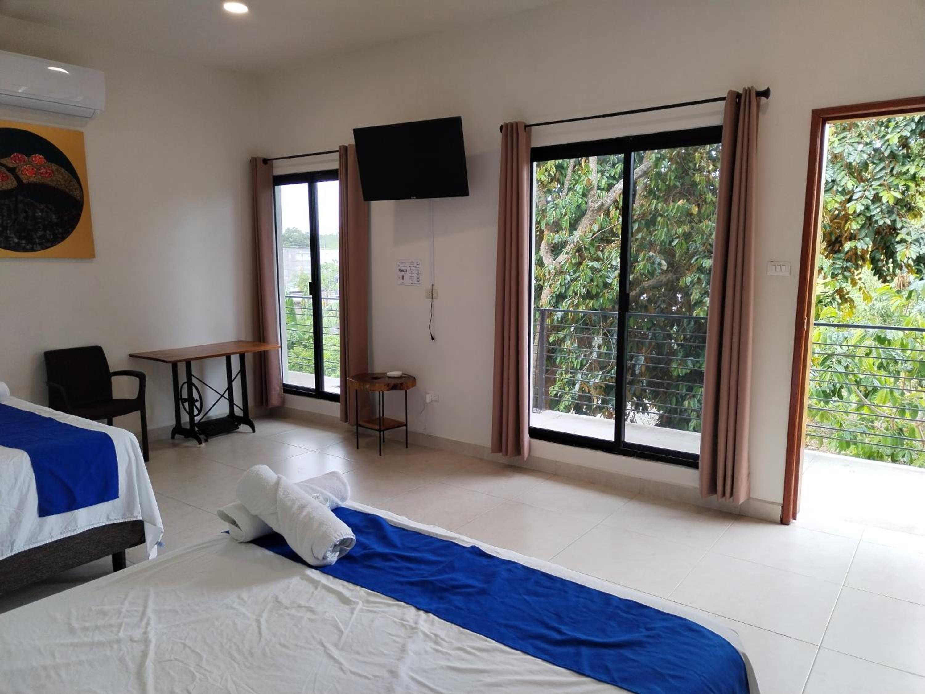 Economy Quadruple Room - Photo 12