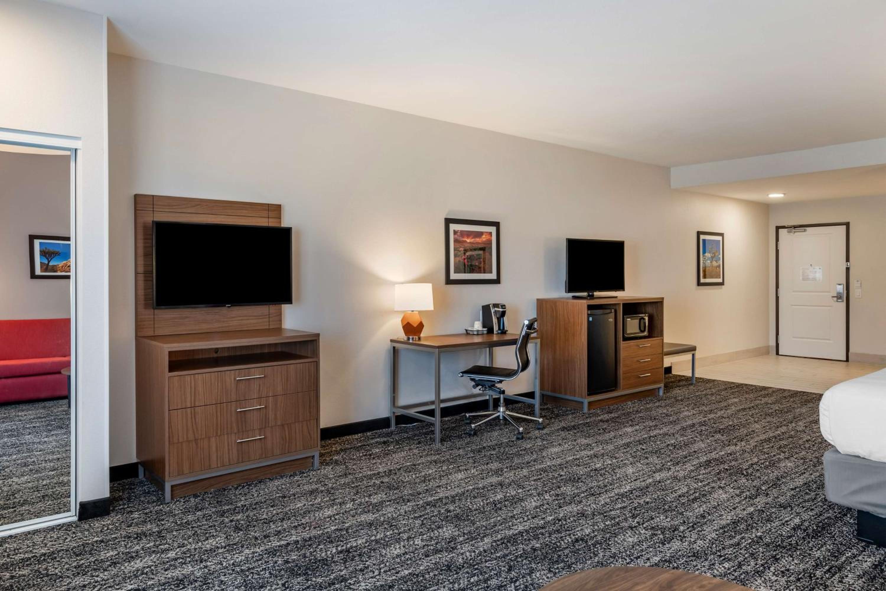 Queen Suite with Two Queen Beds - Photo 2