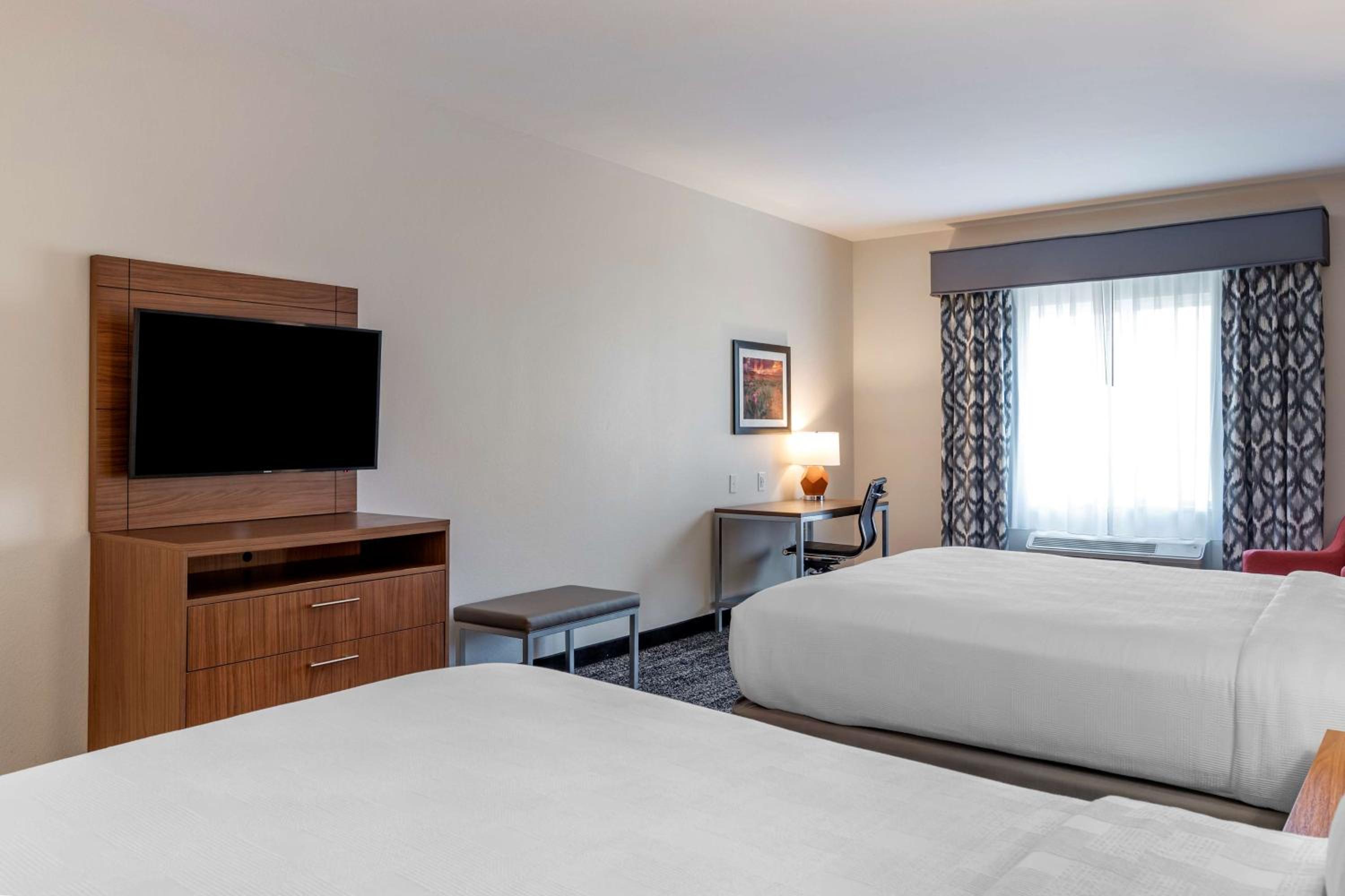 Queen Room with Two Queen Beds - Photo 2