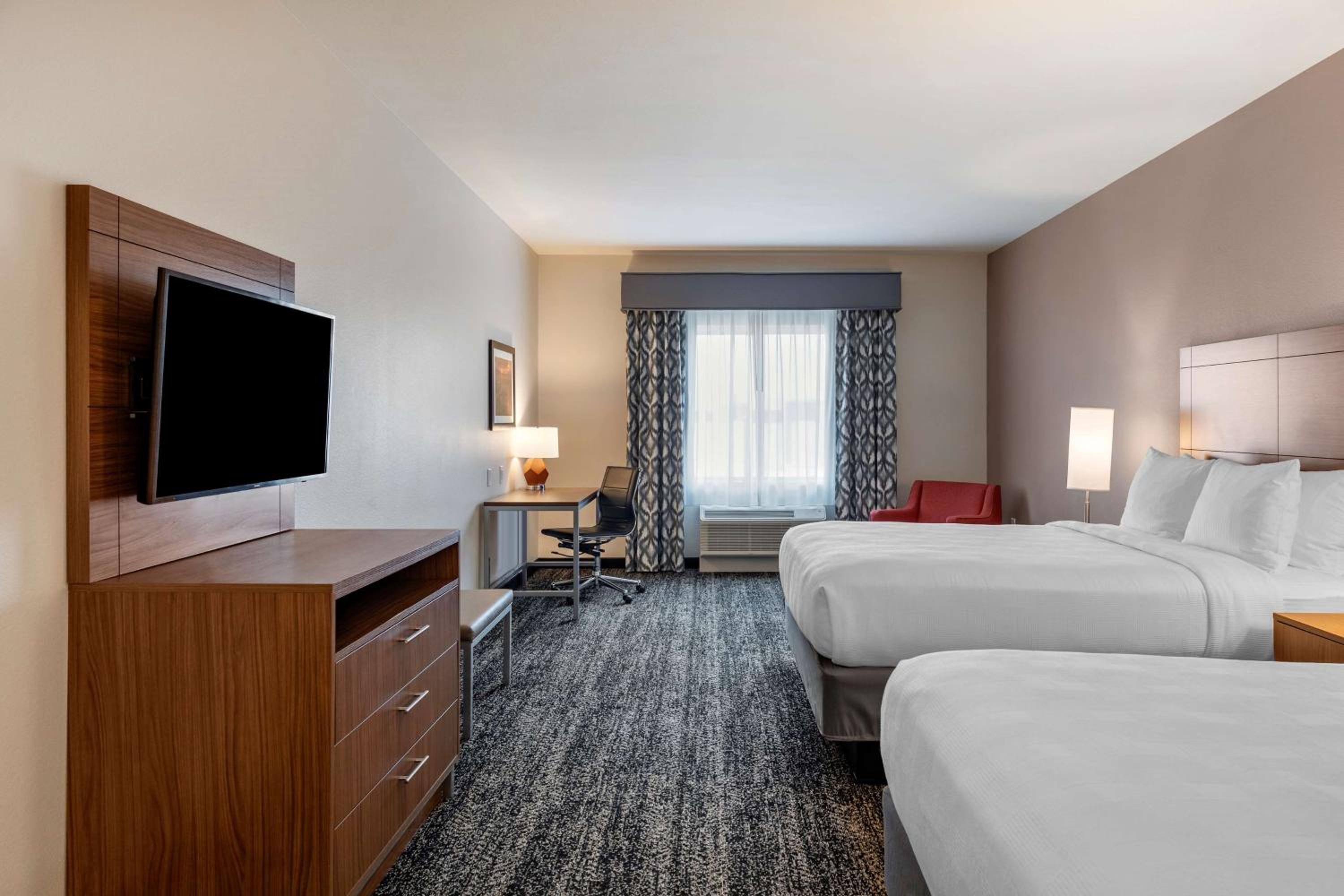Queen Room with Two Queen Beds - Photo 3