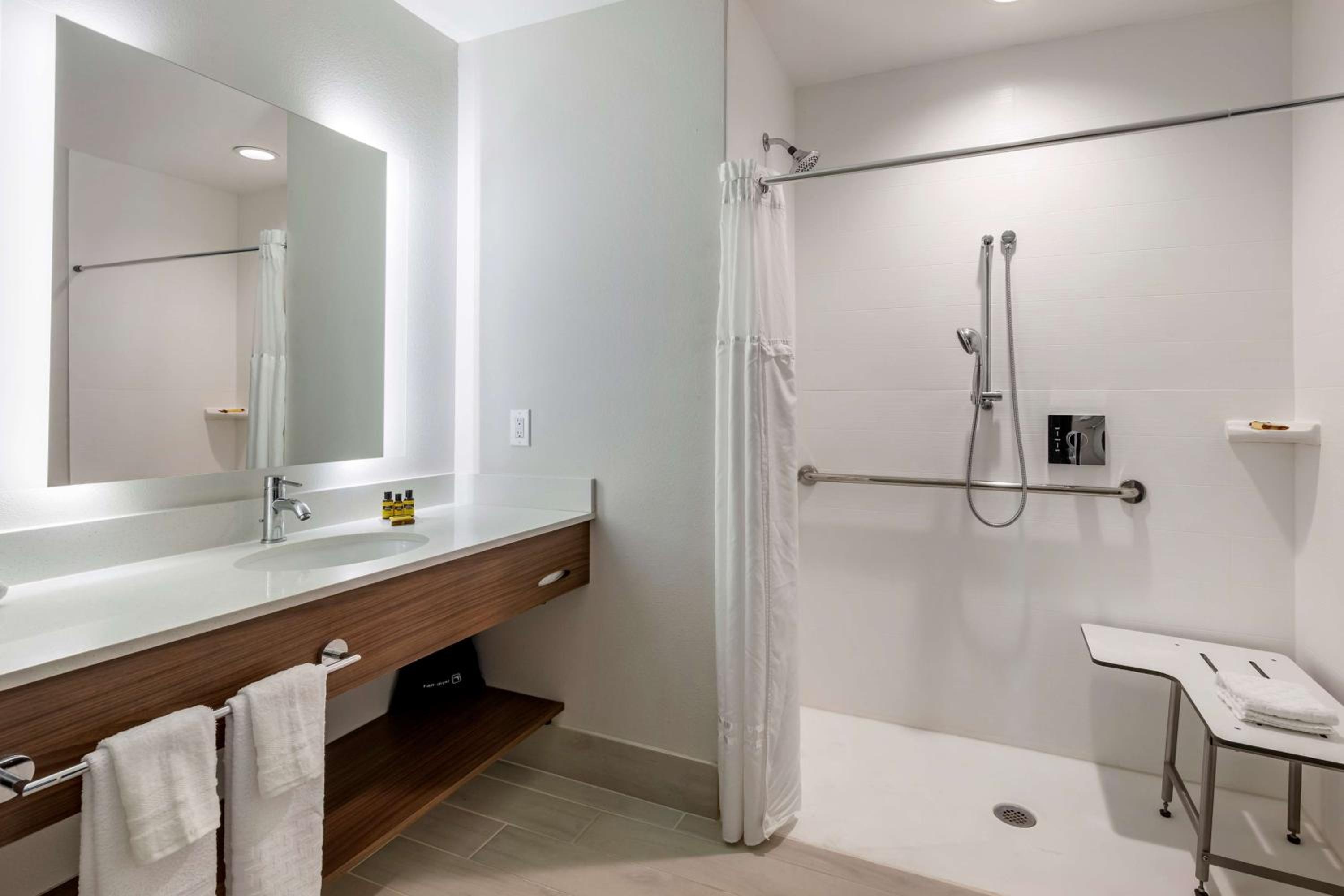 Queen Suite with Two Queen Beds and Bath Tub - Disability Access - Photo 4