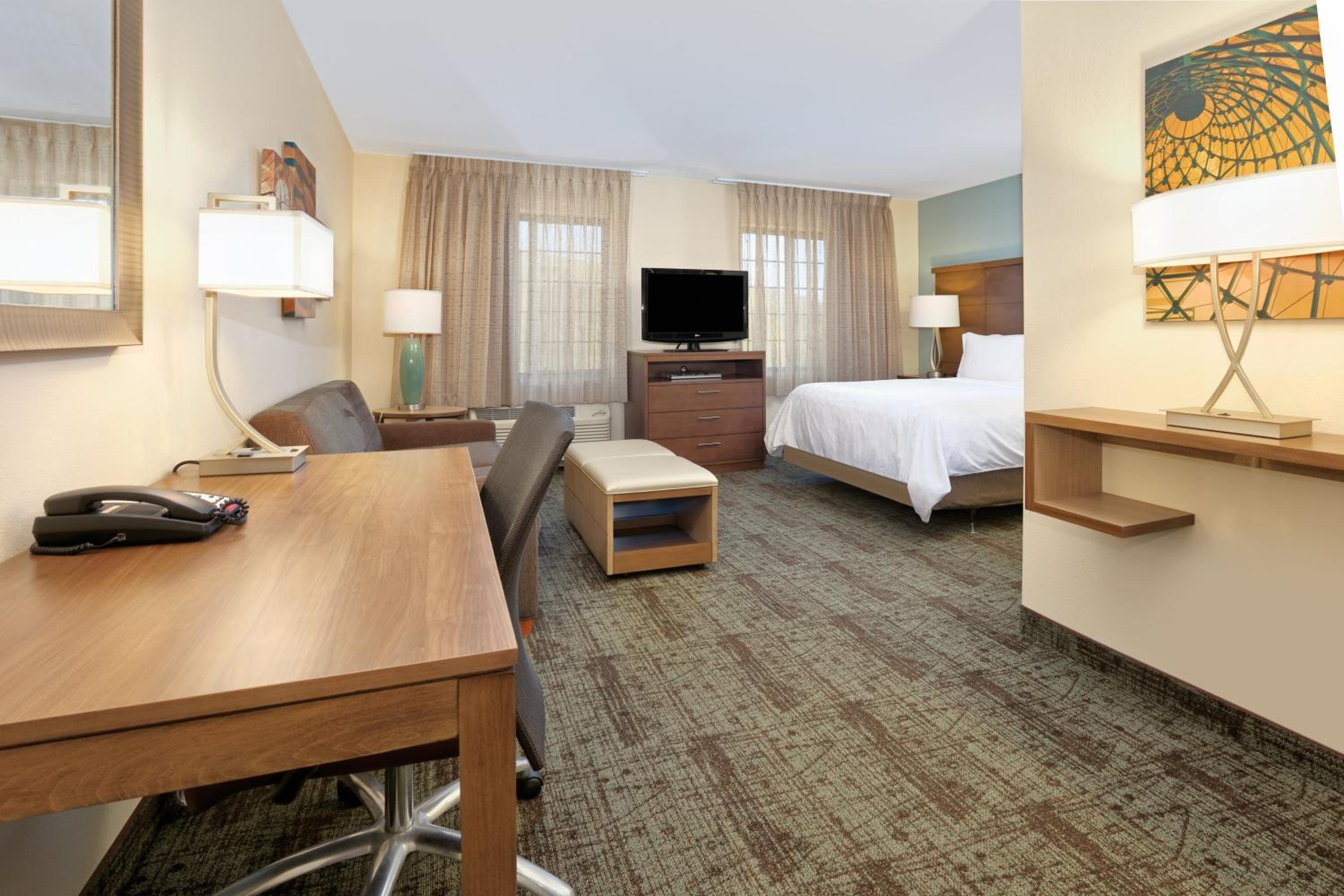 Queen Studio Suite - Photo 1