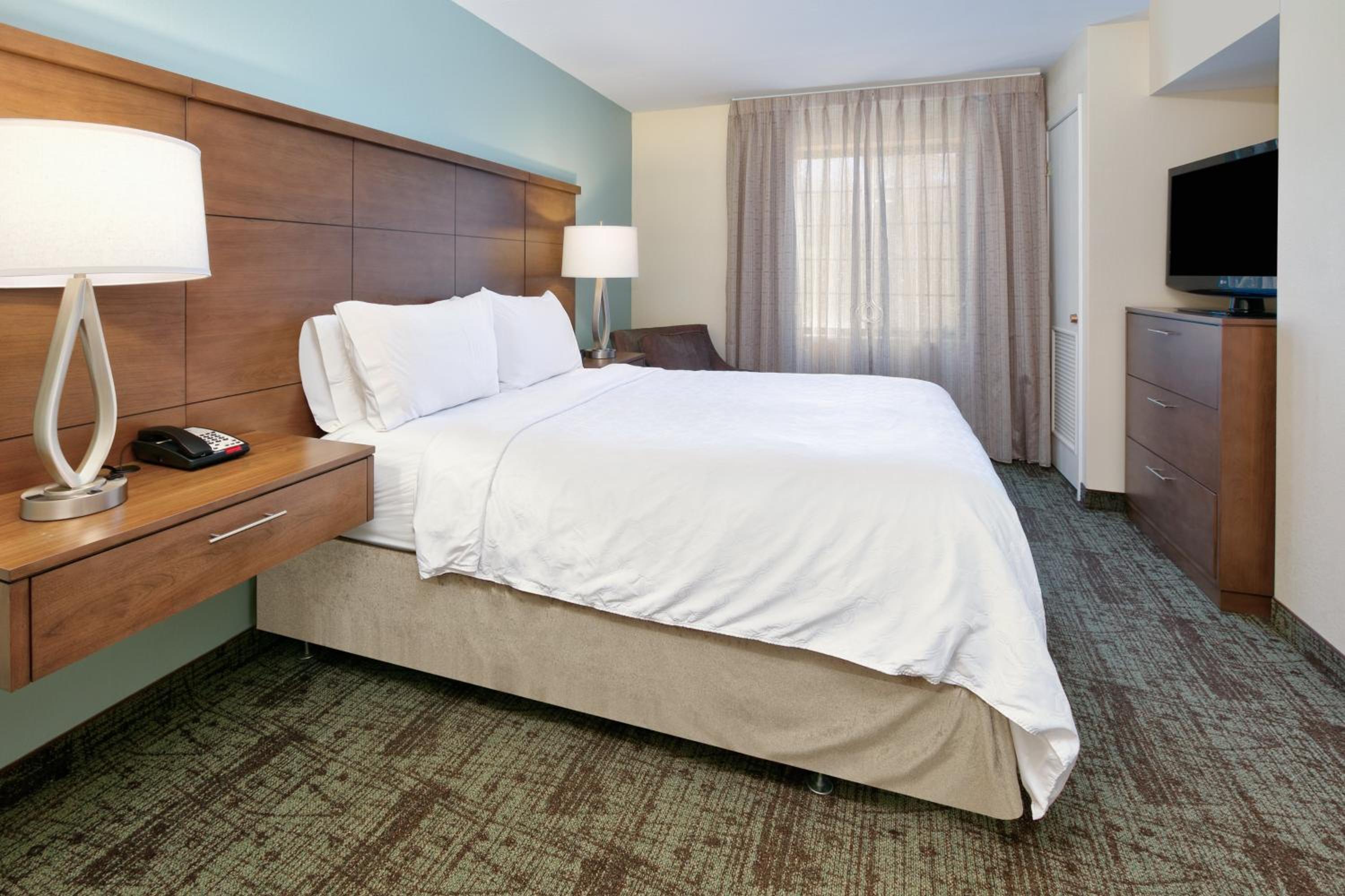 One-Bedroom Suite with Tub - Mobility Accessible - Photo 2