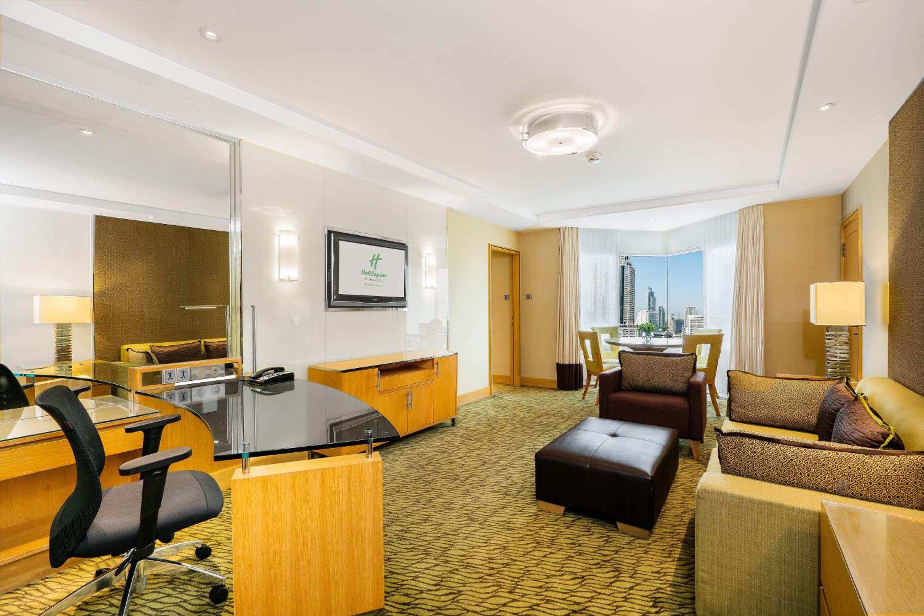 One-Bedroom Premium King Suite with City View thumbnail 6