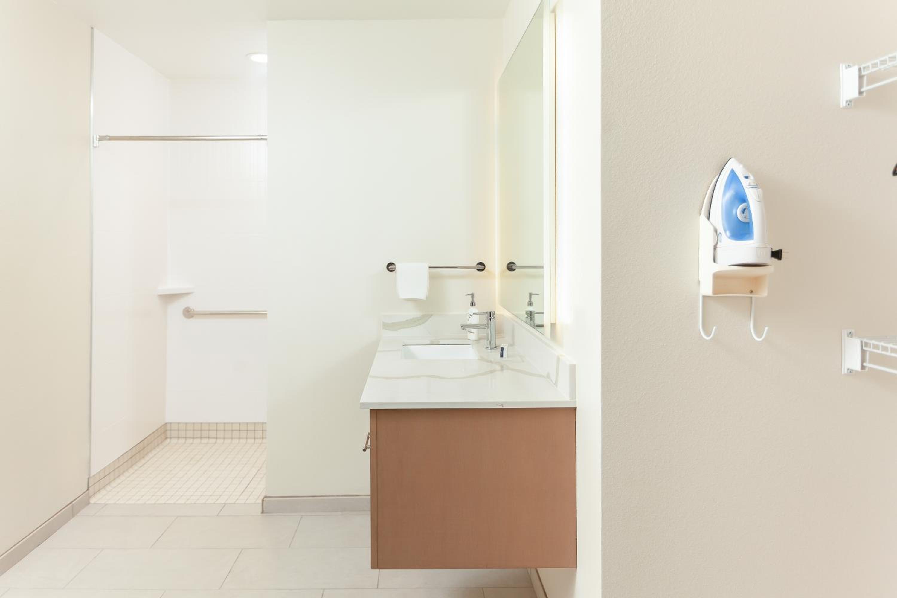 King Studio Suite with Mobility Accessible Roll In Shower - Non-Smoking - Photo 2