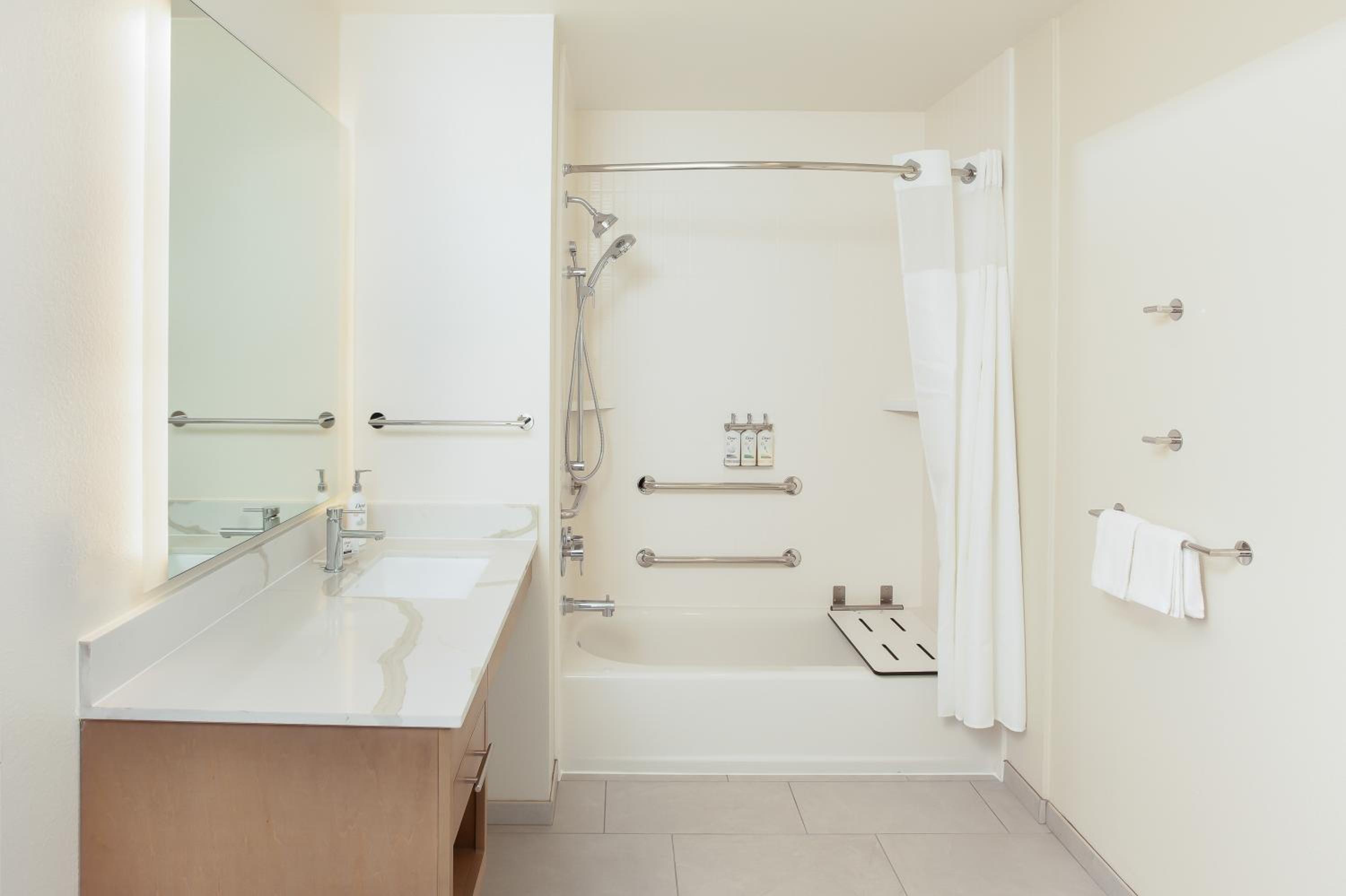 One-Bedroom Queen Room with Two Queen Beds and Mobility Accessible Tub - Non-Smoking - Photo 5