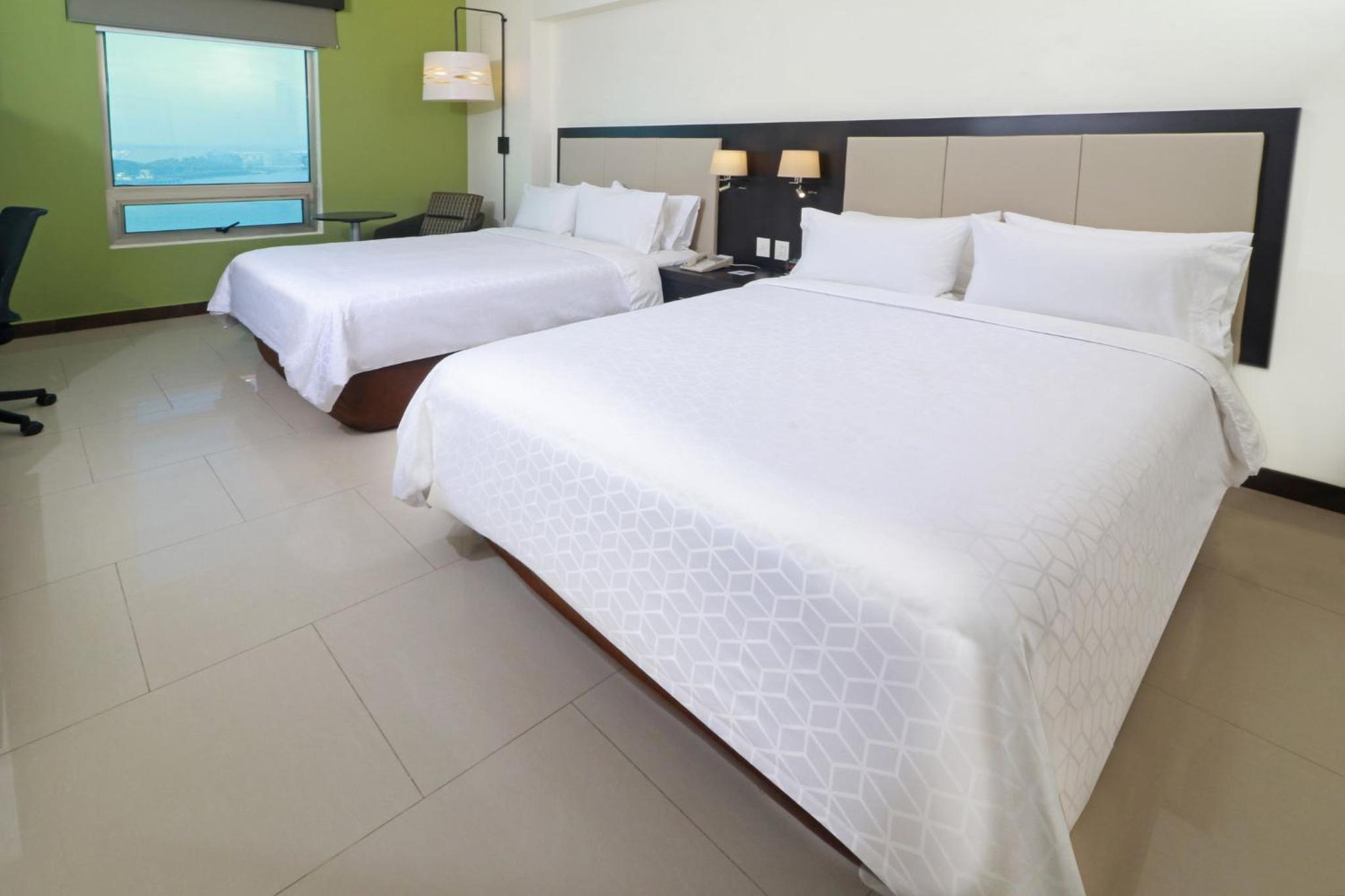 Standard Room with Two Queen Beds photo 2