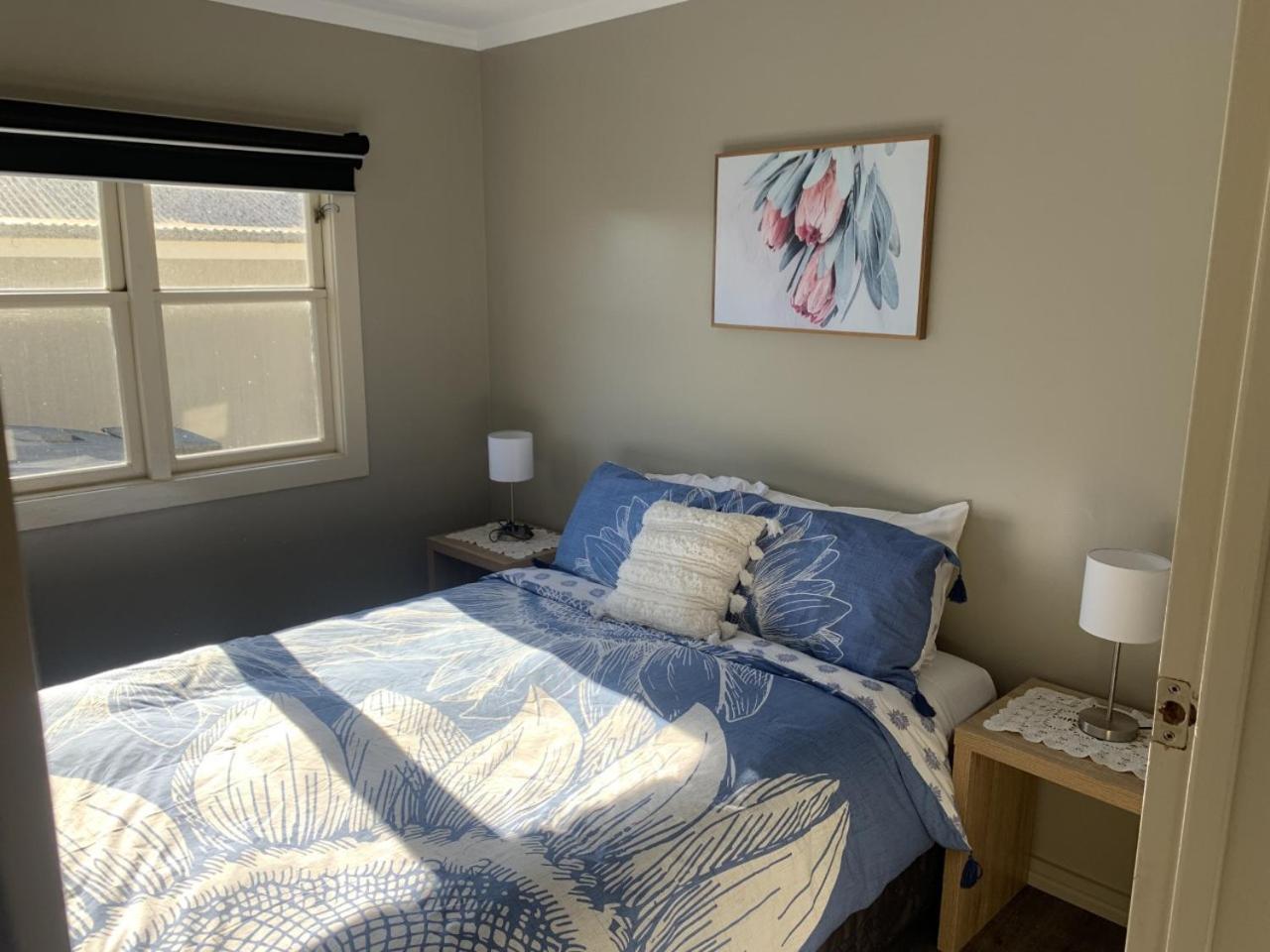 Queen Room with Shared Bathroom photo 1