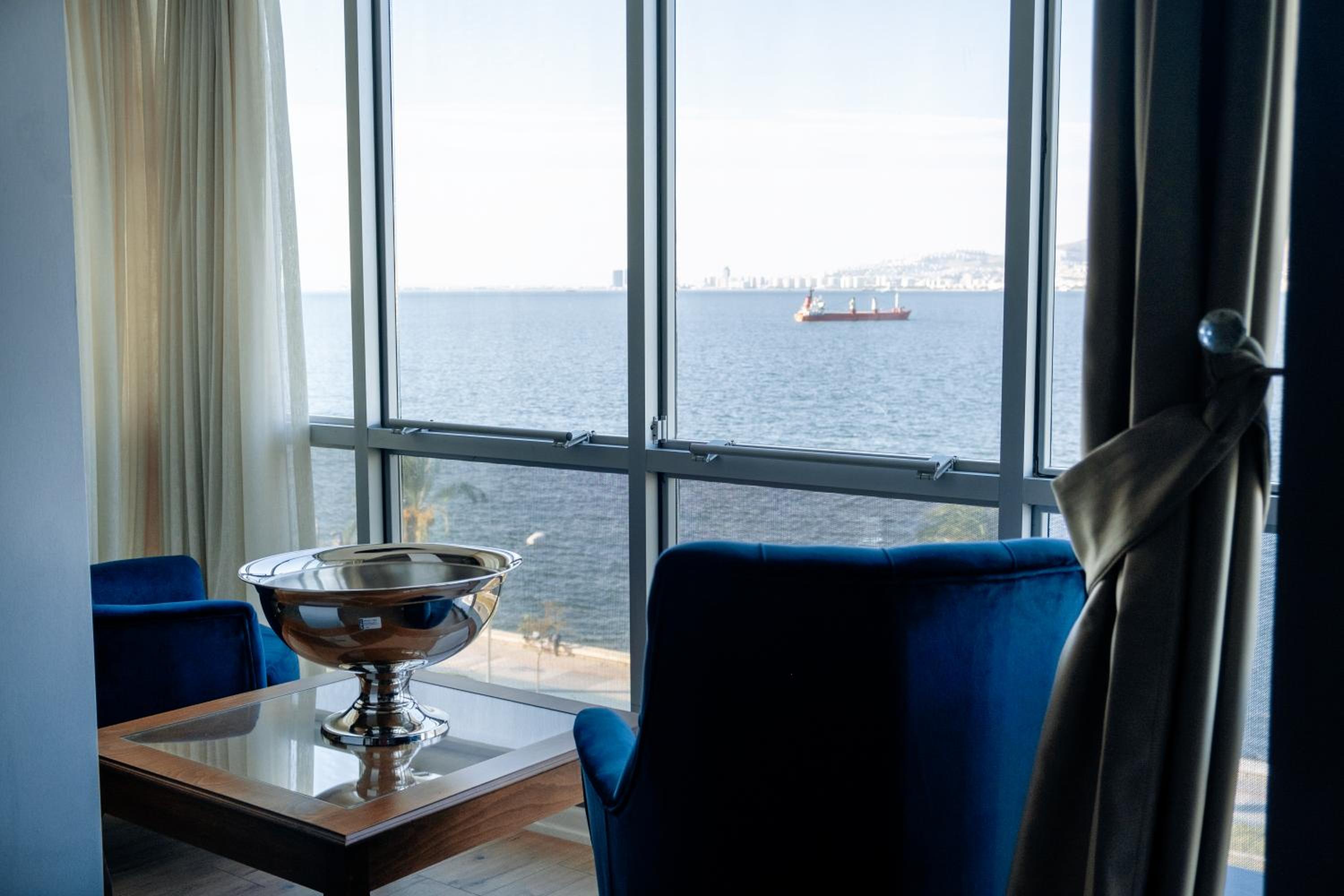 Deluxe Suite with Sea View photo 2