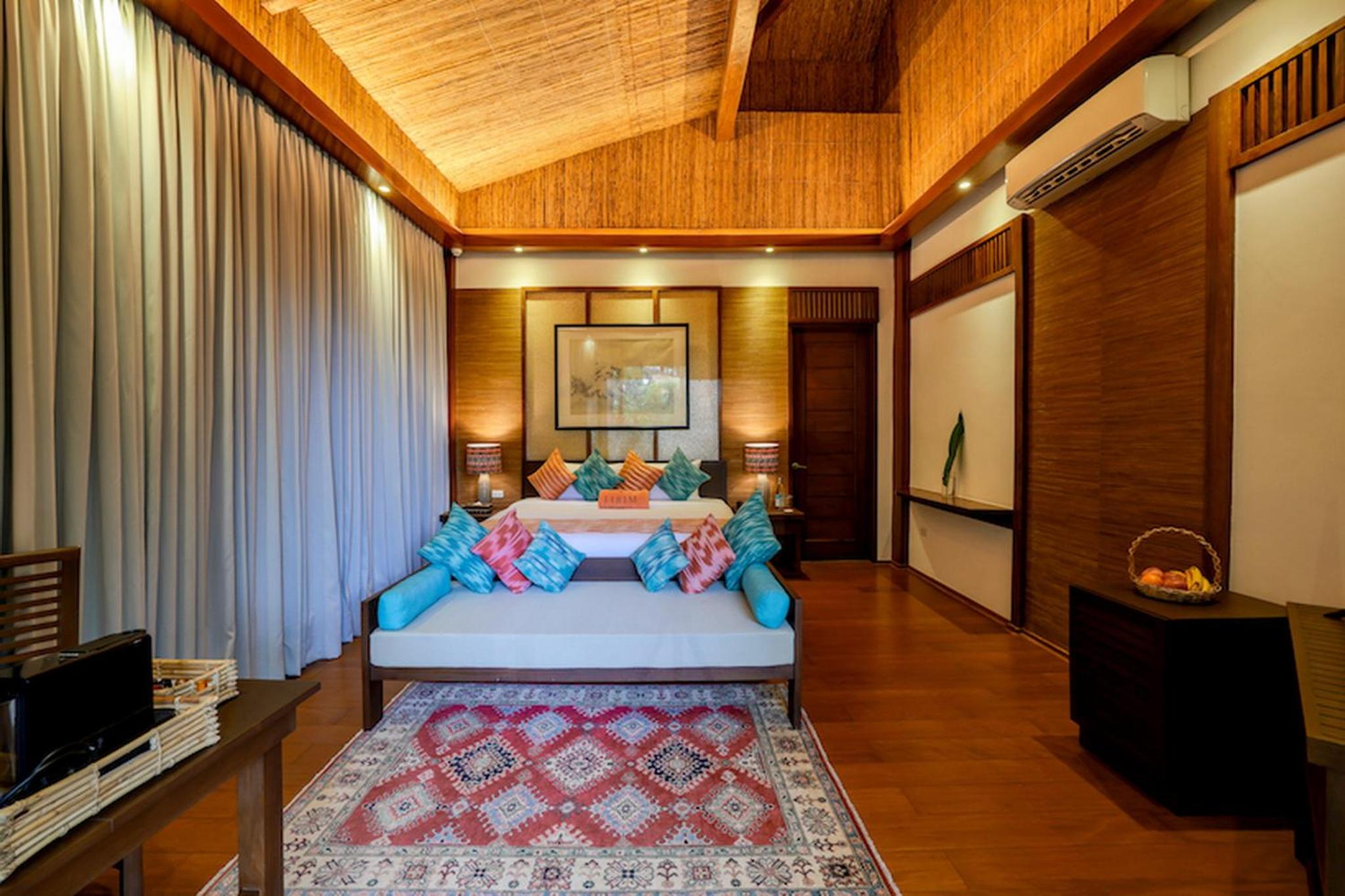 Luxury Villa with 1 king Bed with Free Roundtrip Lio Airport Transfers and Butler Service - Photo 1