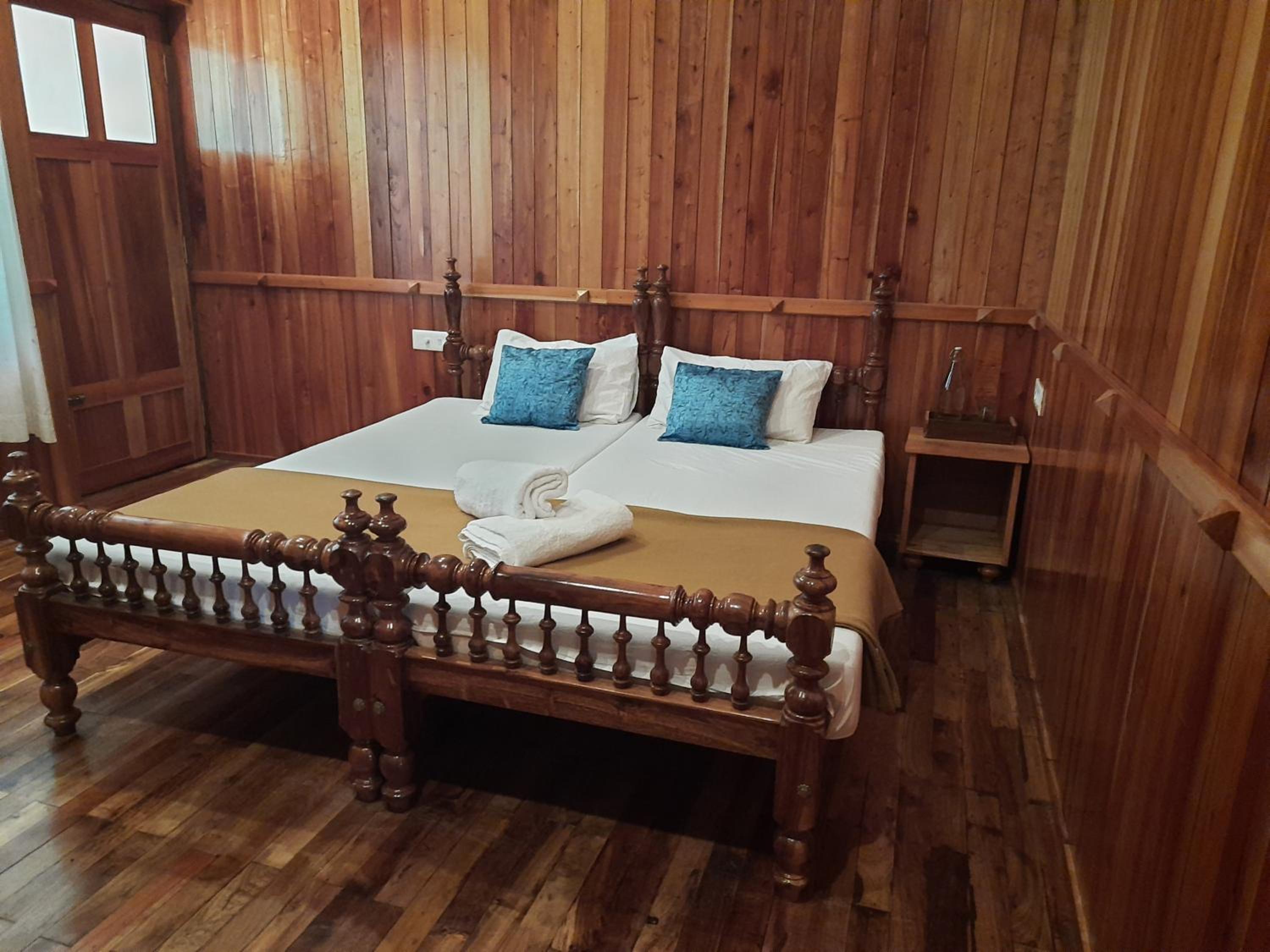 Deluxe Double Room (2 Adults + 1 Child) photo 1