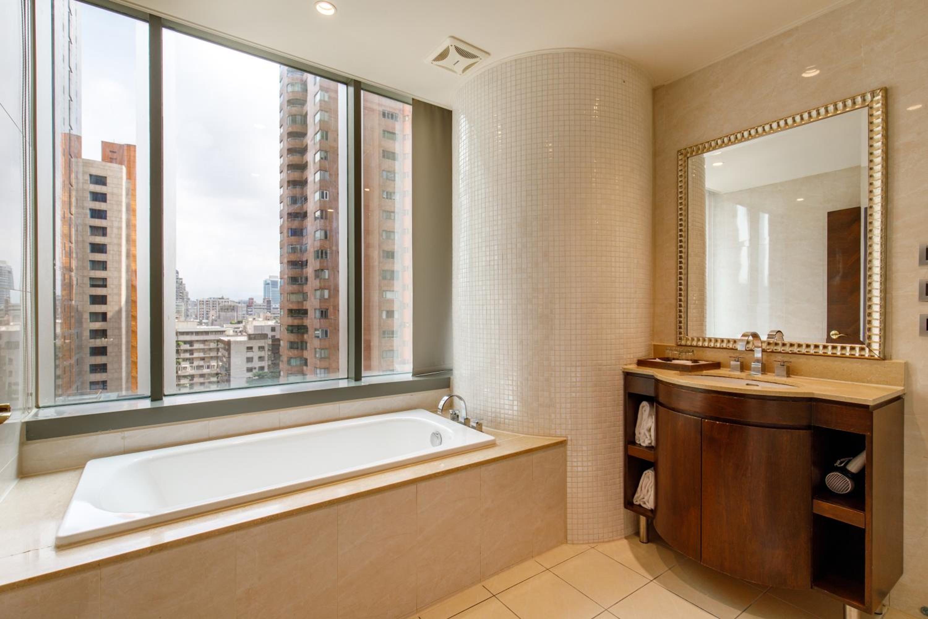 Deluxe Suite photo 3