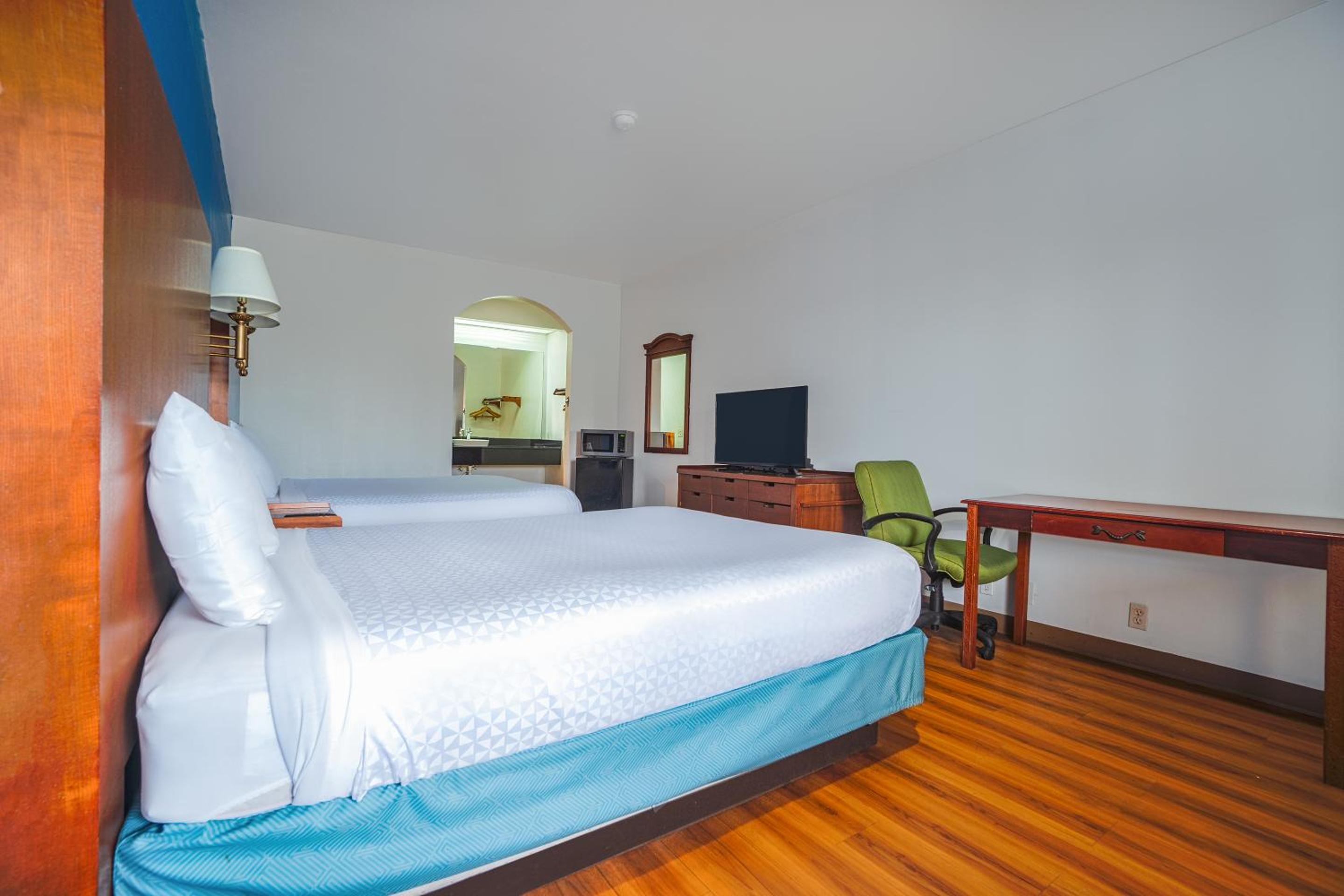 2 Queen Beds Non-Smoking - Photo 2