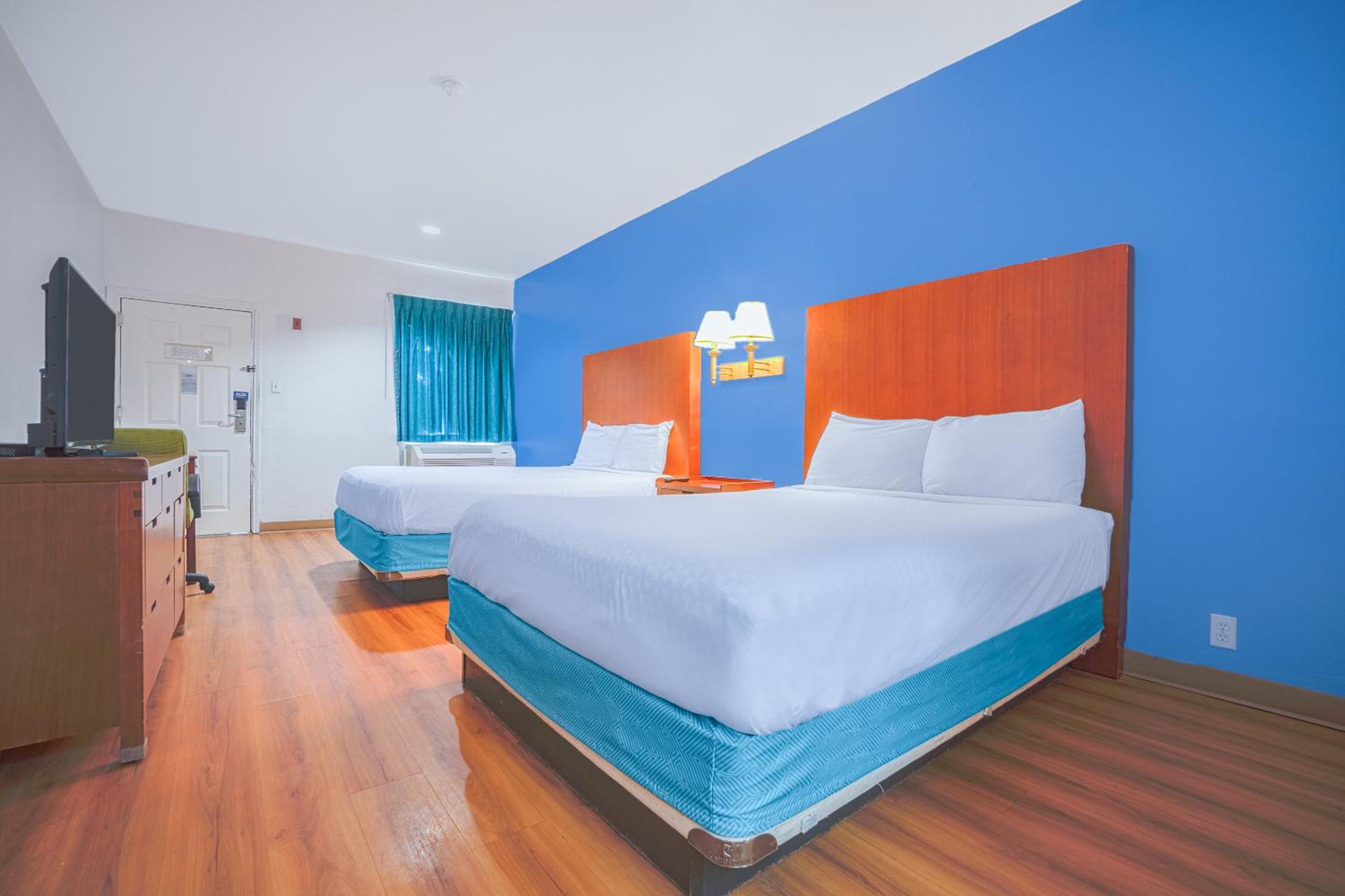 2 Queen Beds Non-Smoking - Photo 9