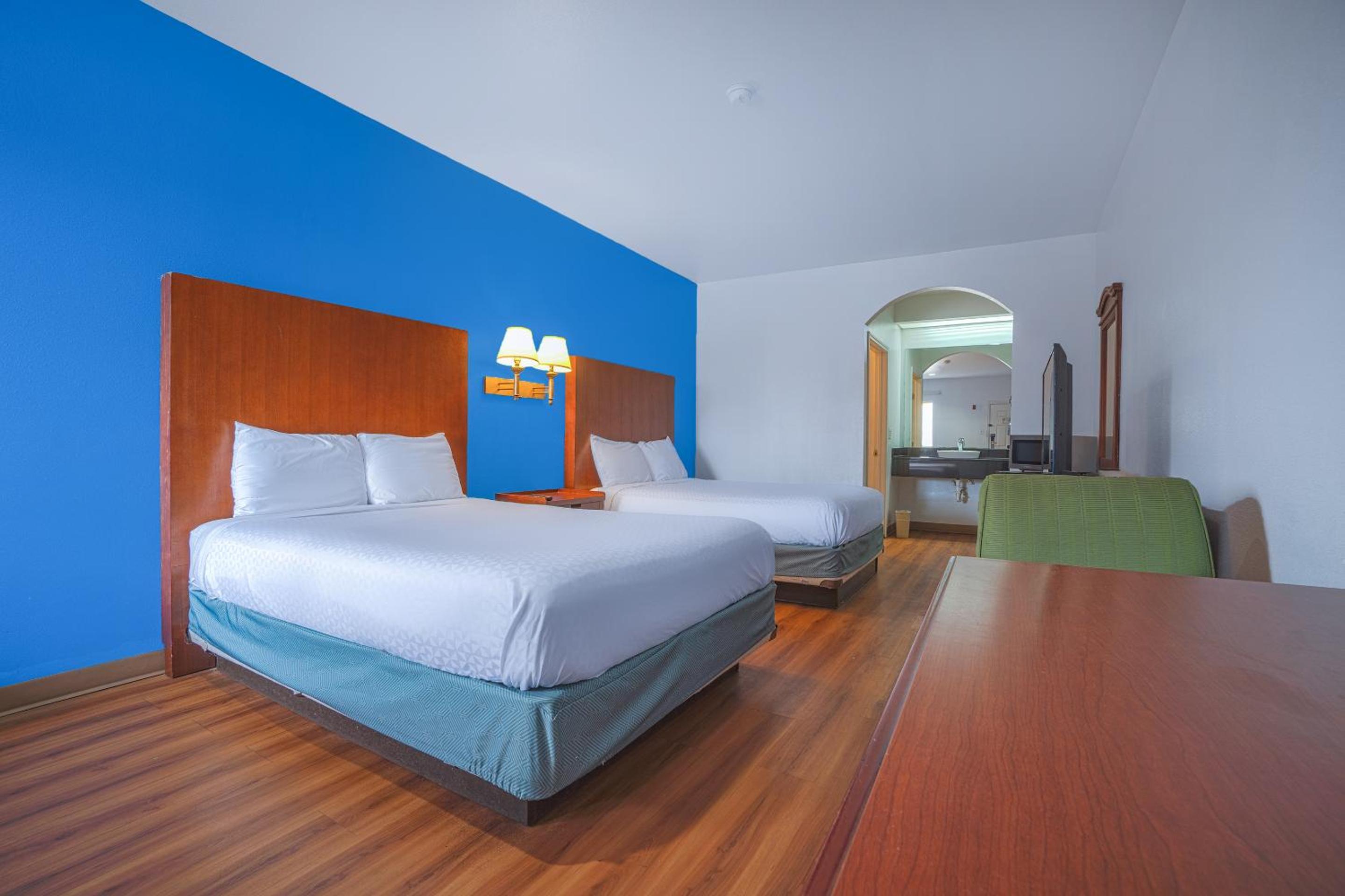 2 Queen Beds Non-Smoking - Photo 8