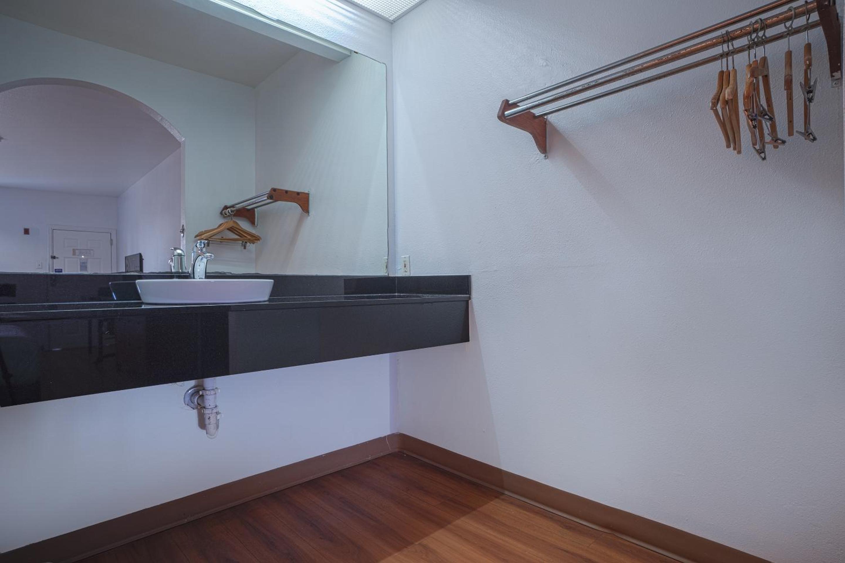 2 Queen Beds Non-Smoking - Photo 7