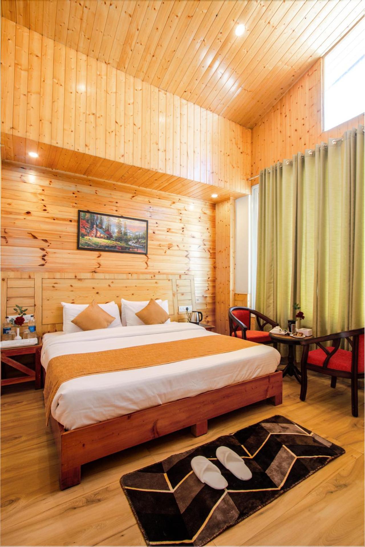 King Suite with Balcony - Photo 26