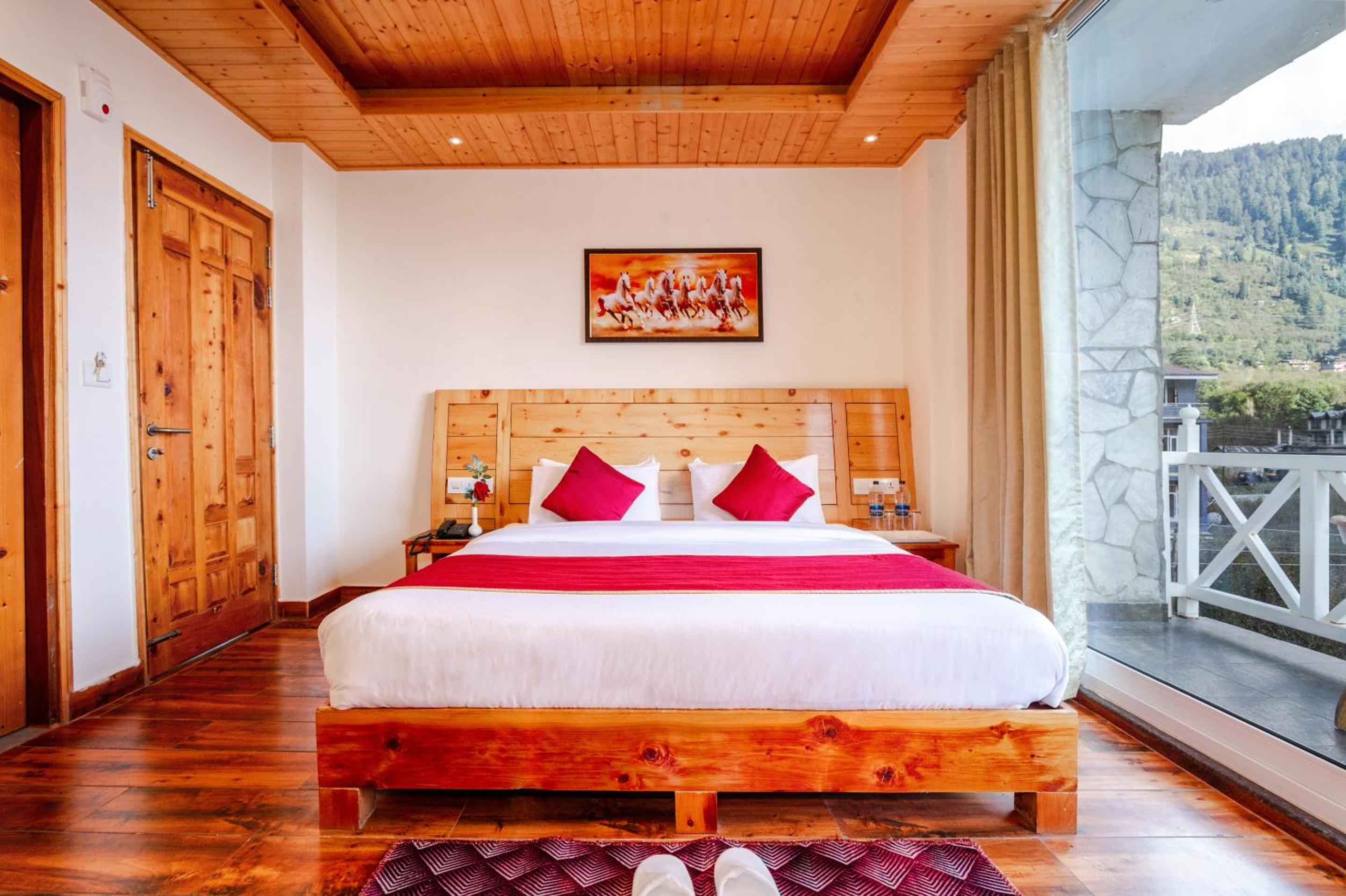King Suite with Balcony - Photo 5