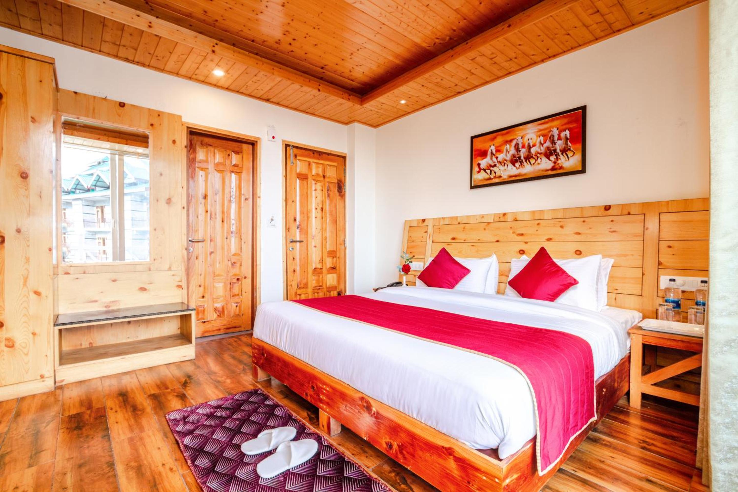 King Suite with Balcony - Photo 4