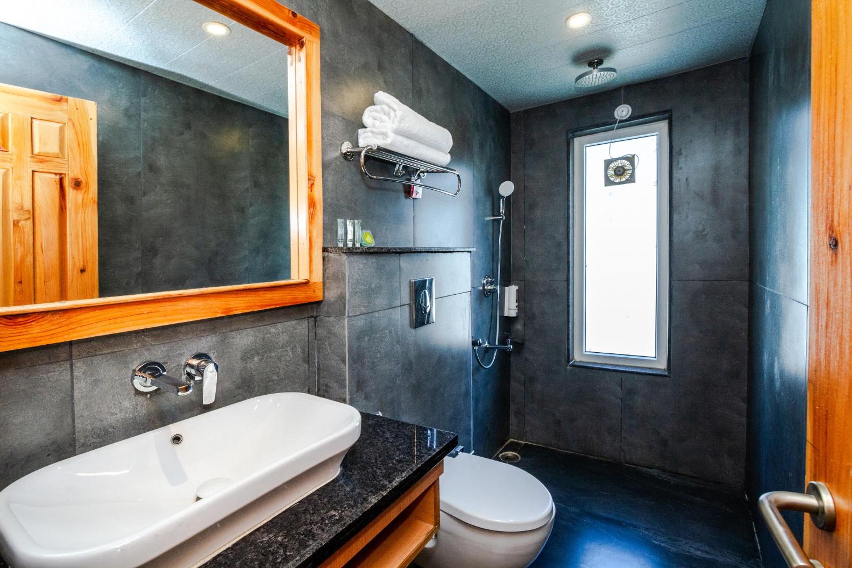 King Suite with Balcony - Photo 42