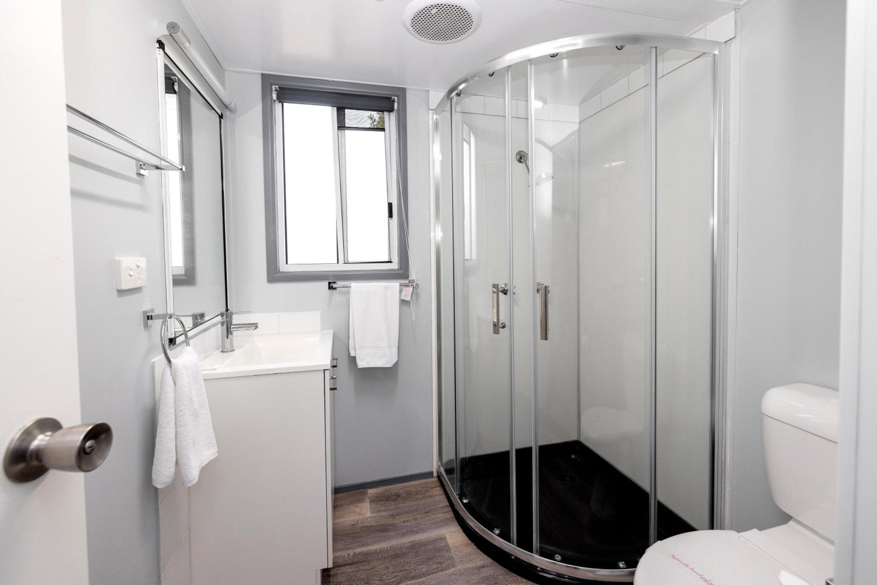Economy One-Bedroom Cabin - Pet Friendly photo 2