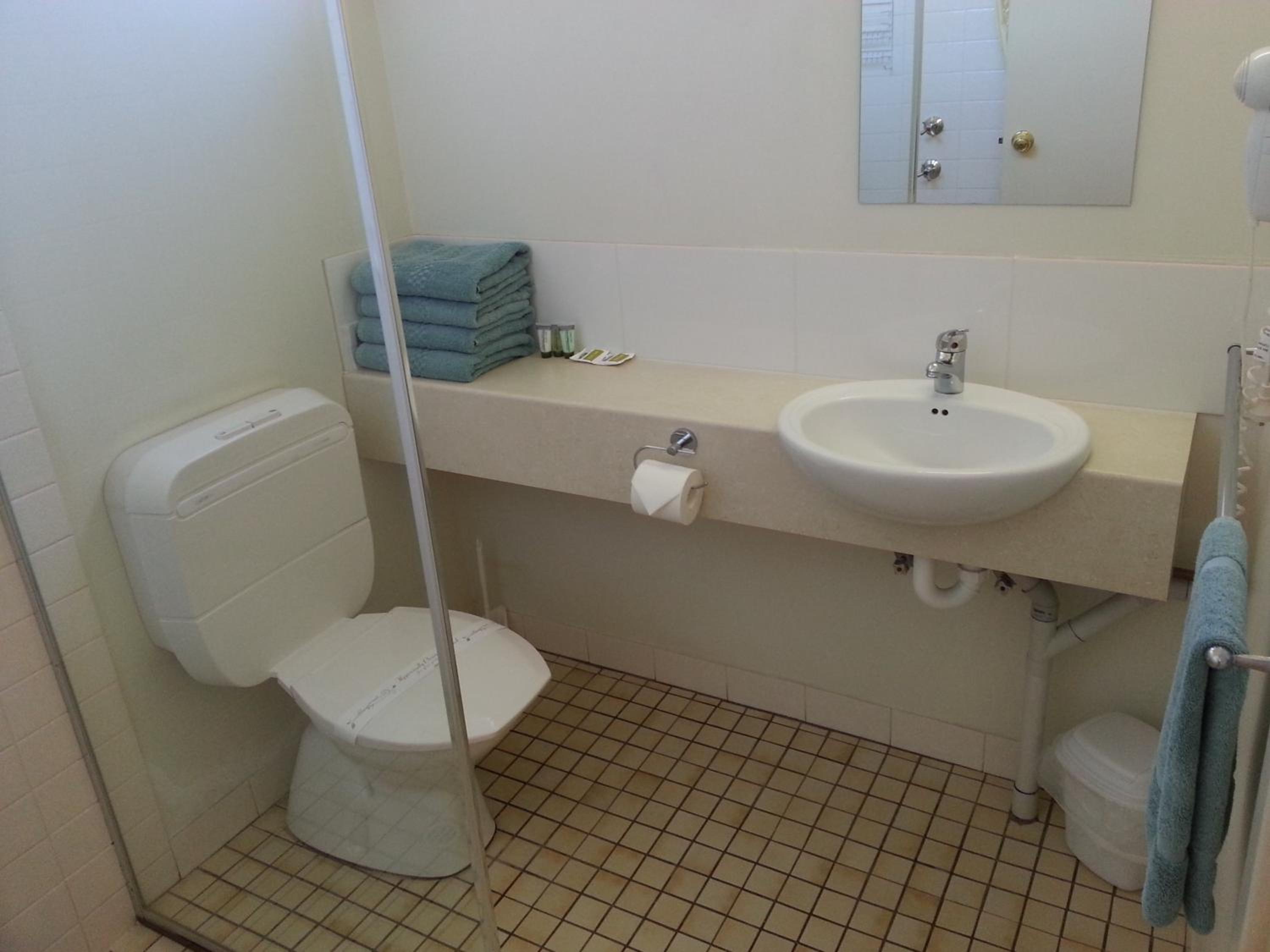 Deluxe Queen Studio with Kitchenette - Photo 5