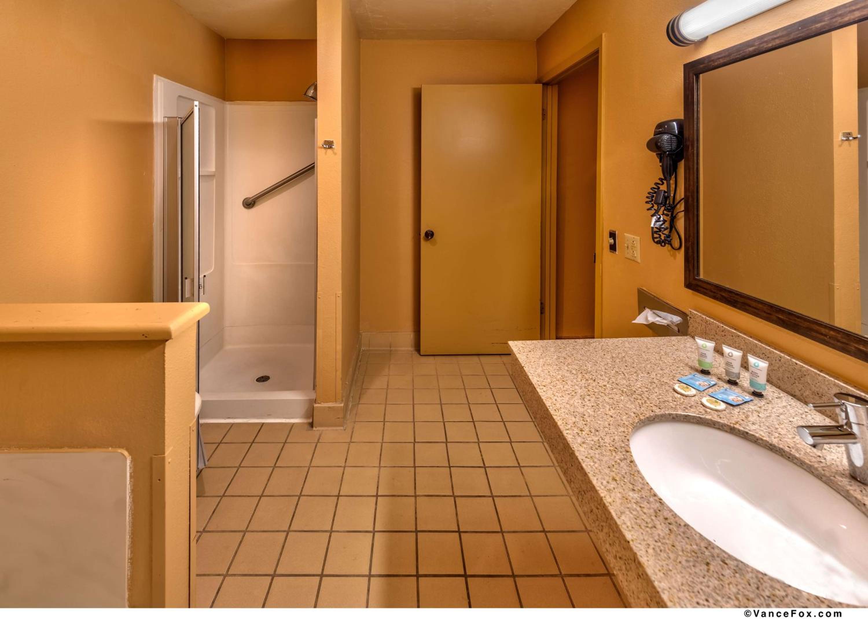 King Room with Walk-in Shower - Disability Access photo 2