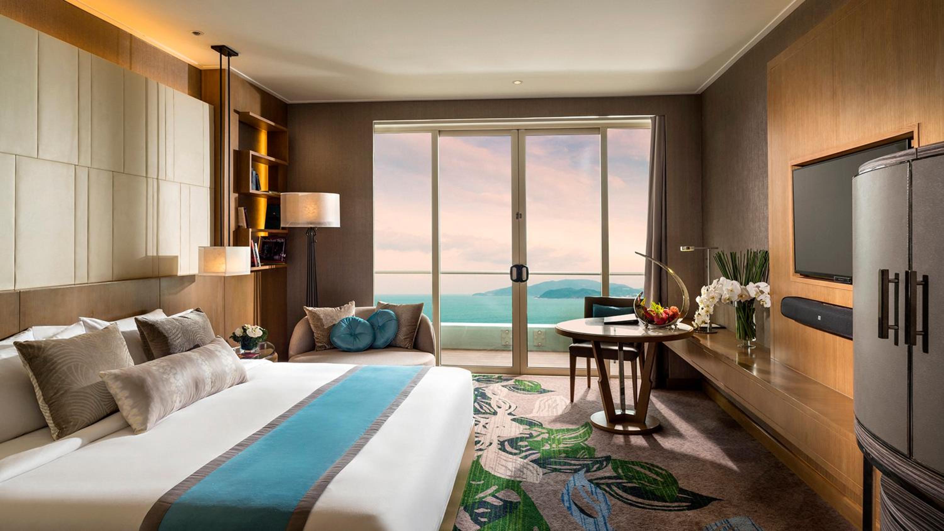 Classic King Room with Ocean View and Club Lounge Access photo 3
