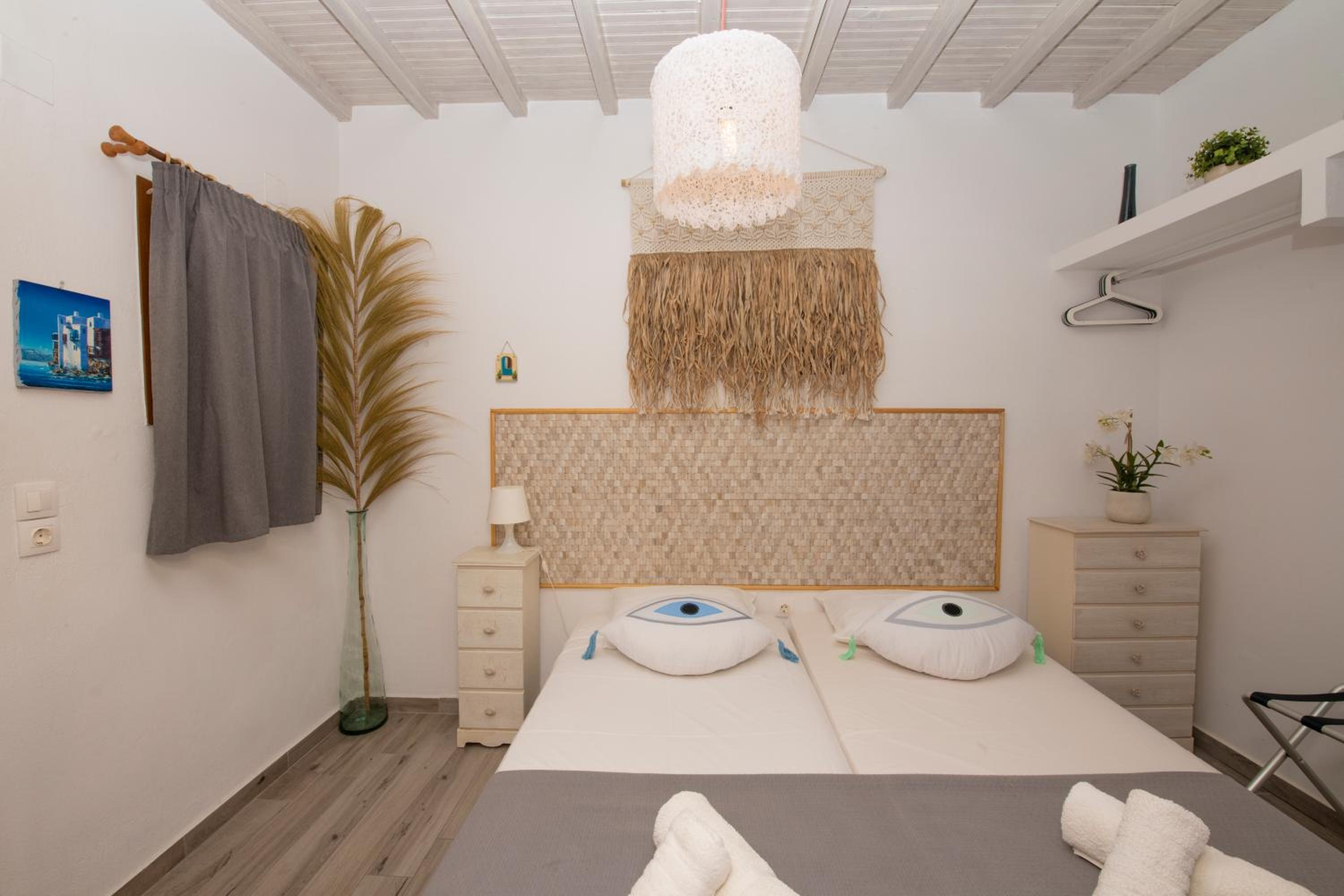Small Twin Room - Photo 7