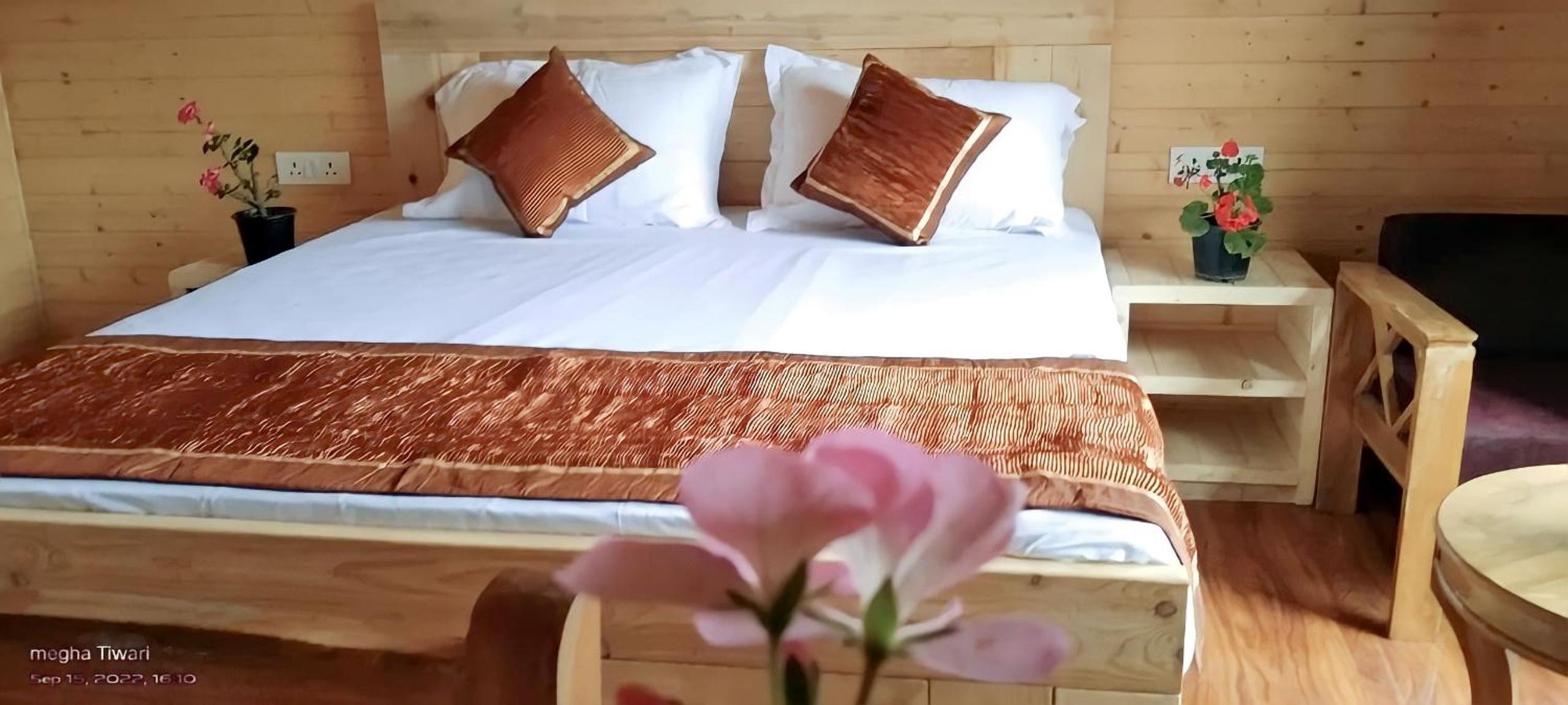 Deluxe Double Room (2 Adults + 1 Child) - Photo 6