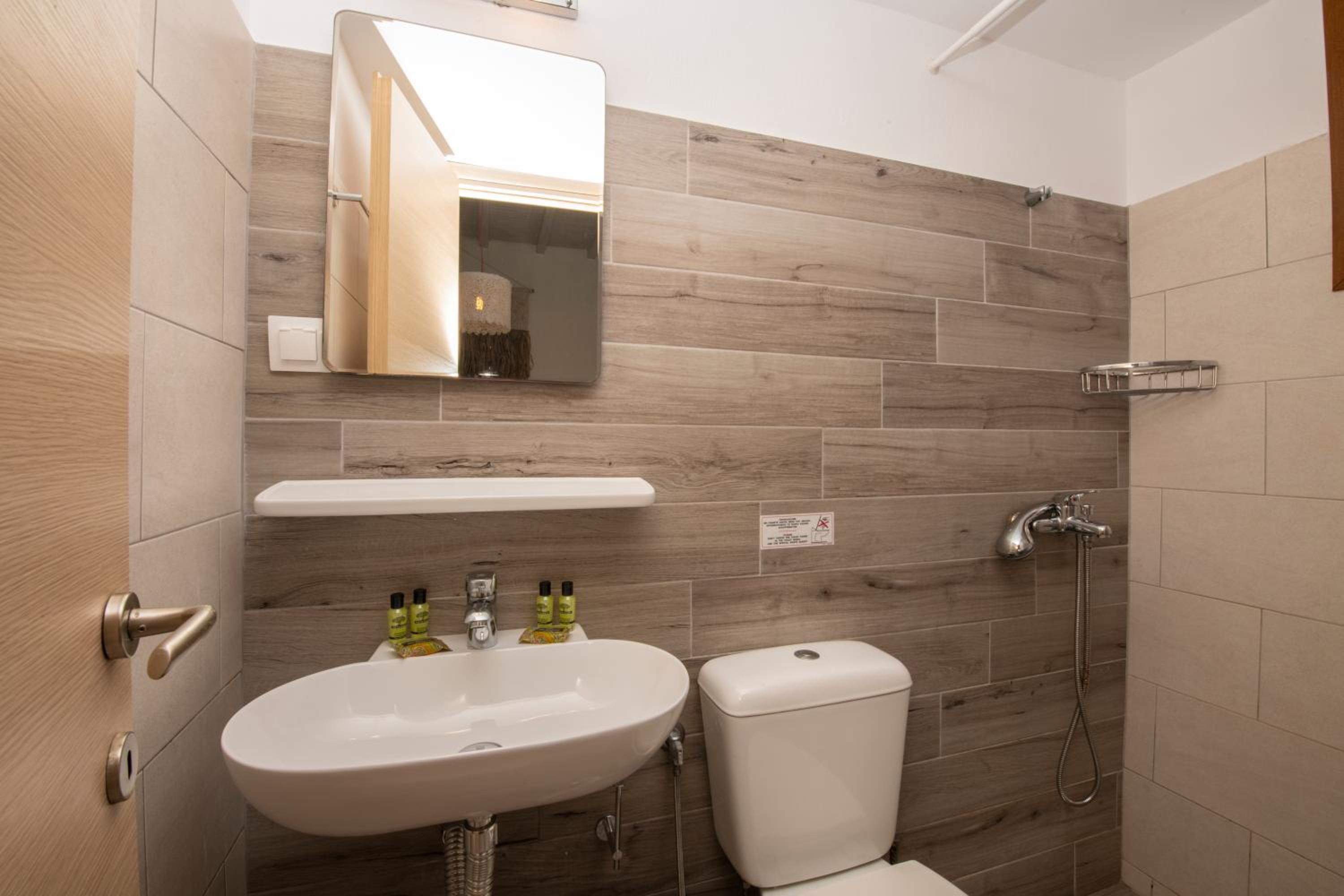 Small Twin Room - Photo 2