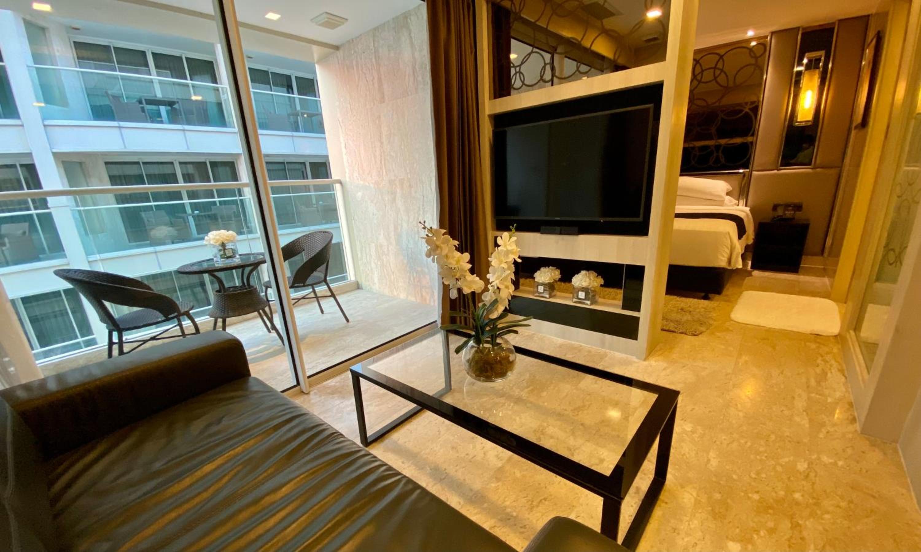 Junior Twin Suite with Balcony and City View - Non-Smoking photo 3
