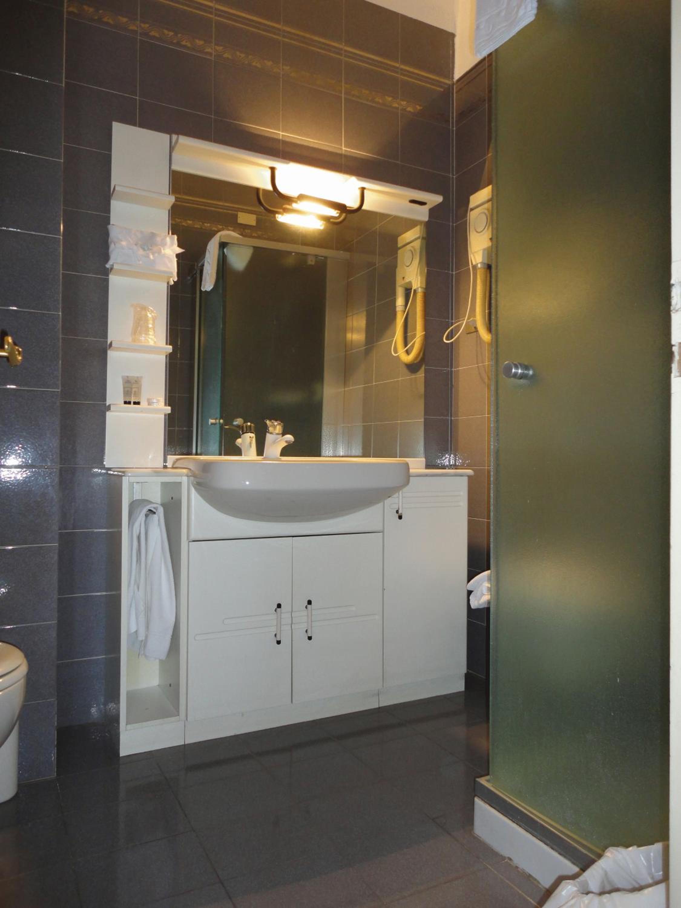 Standard Double Room - Photo 8