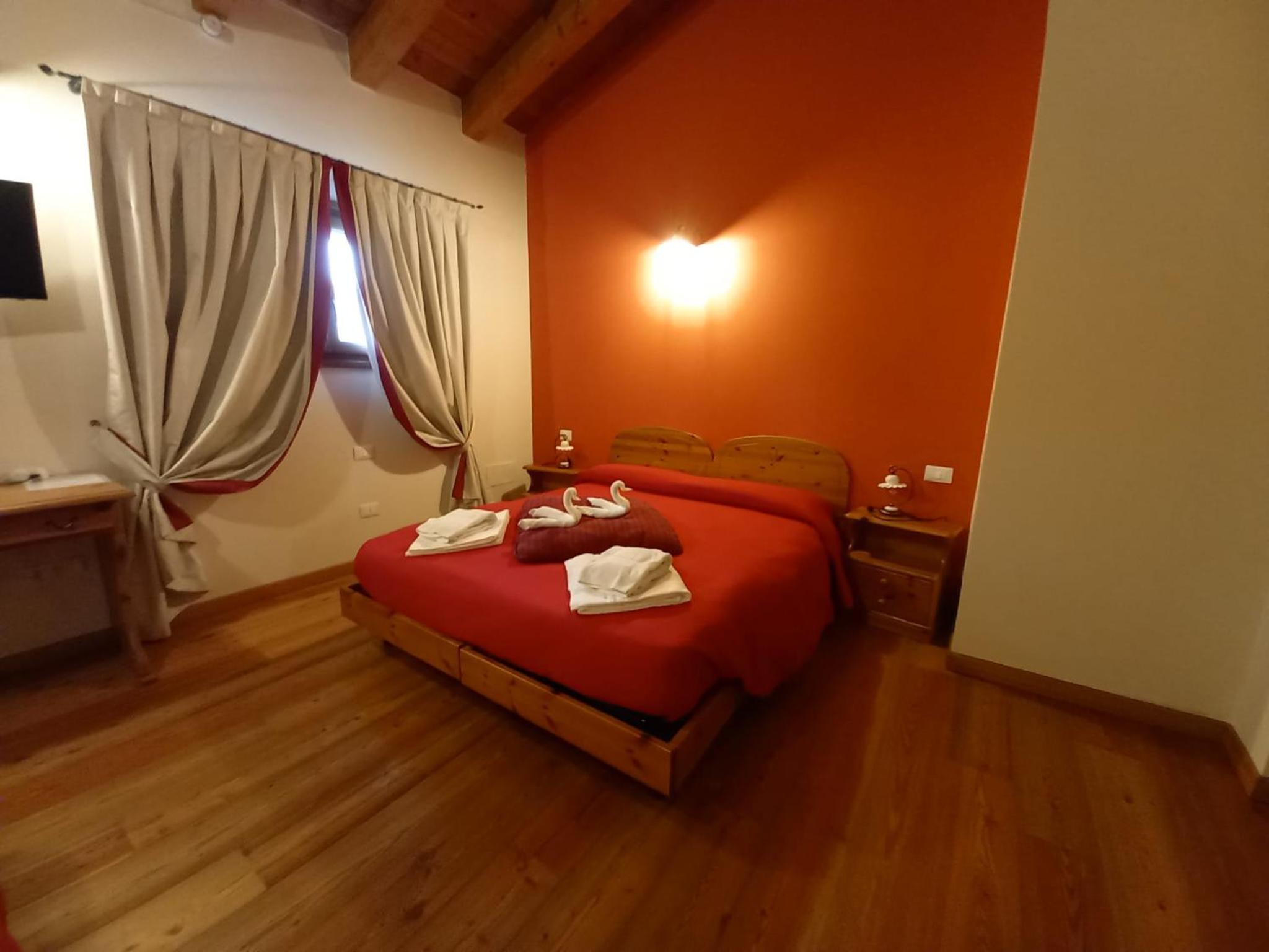 Large Double or Twin Room photo 1
