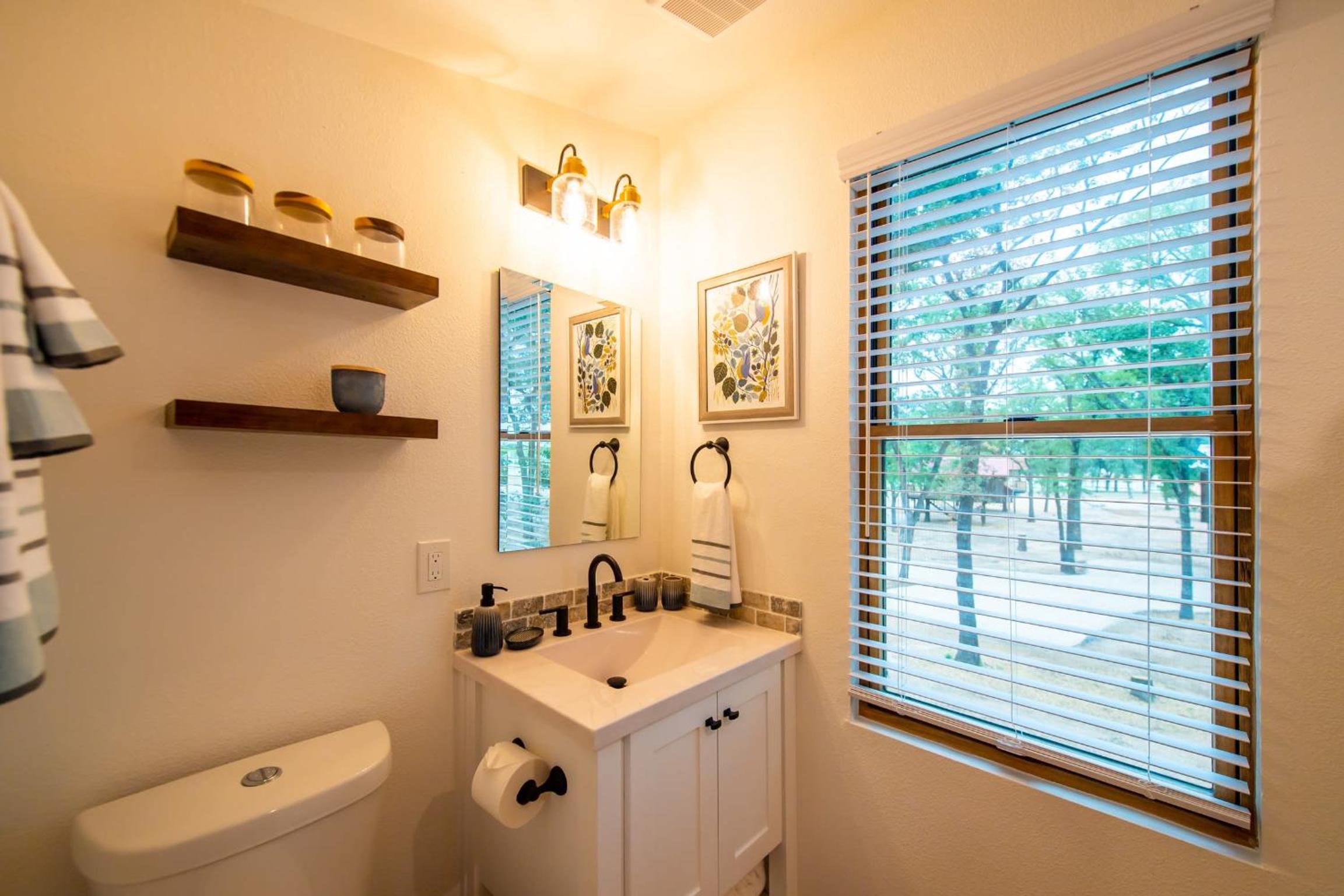 One-Bedroom House - Photo 16