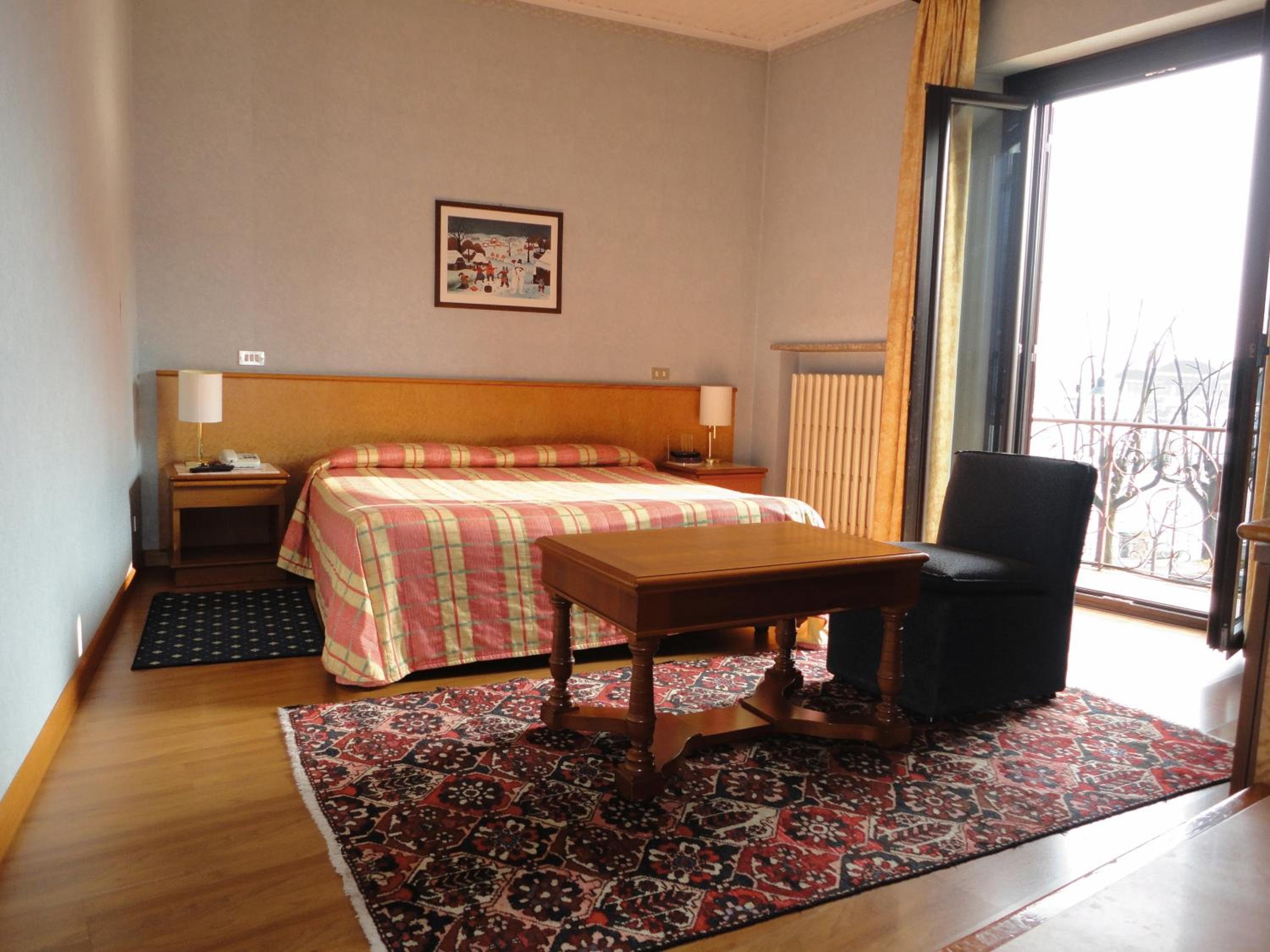 Standard Double Room with Lake/Square View - Photo 4