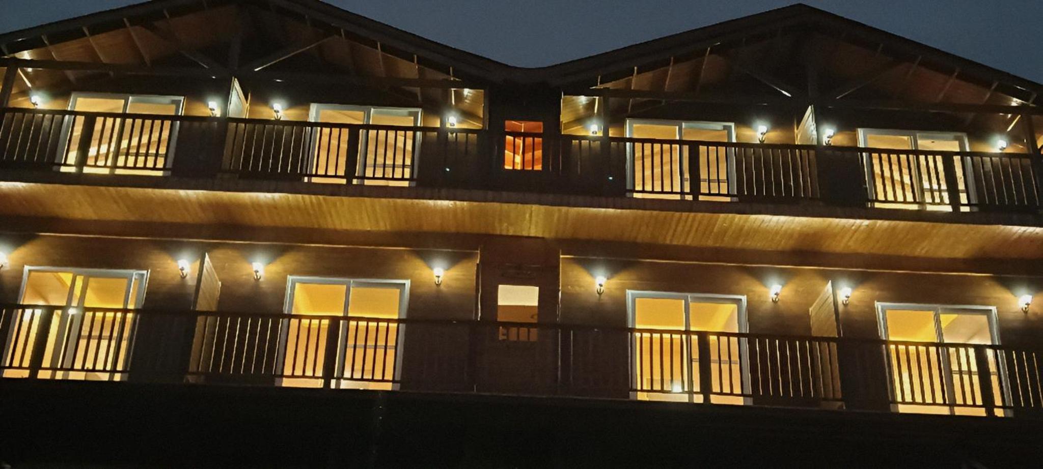 Deluxe Double Room (2 Adults + 1 Child) - Photo 7