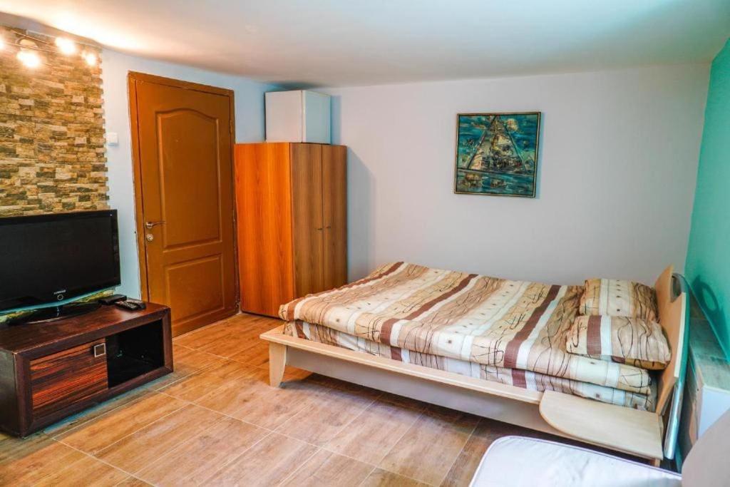 One-Bedroom Apartment - Photo 1