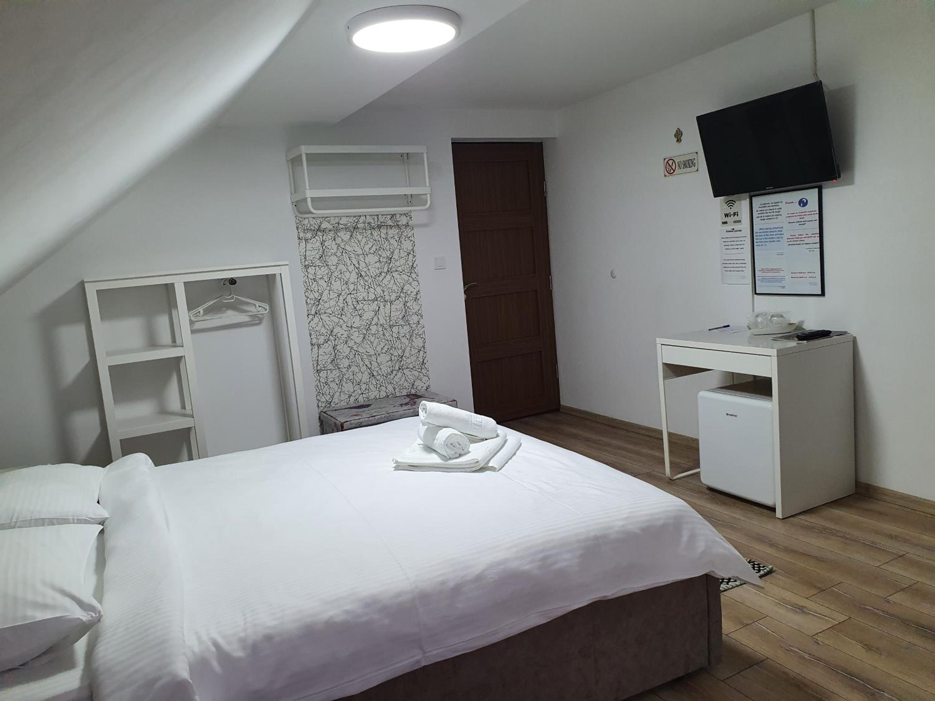 Double Room - Photo 5