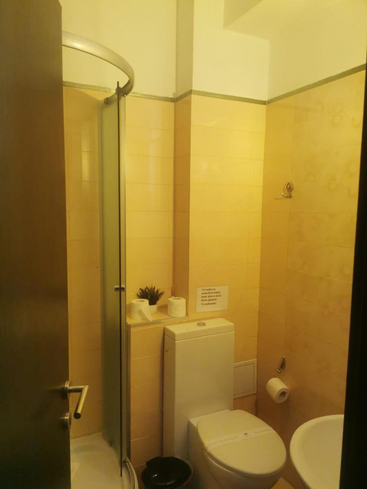 Queen Room with Balcony - Photo 2