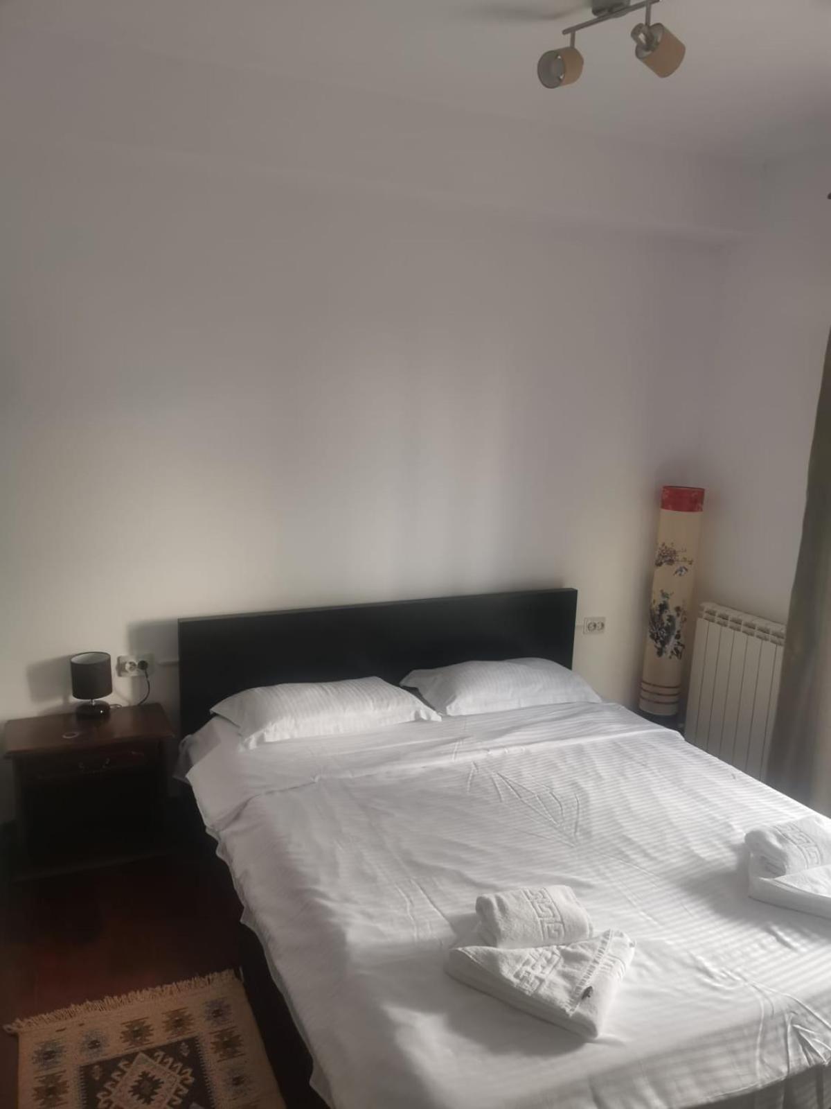 Queen Room with Balcony - Photo 3