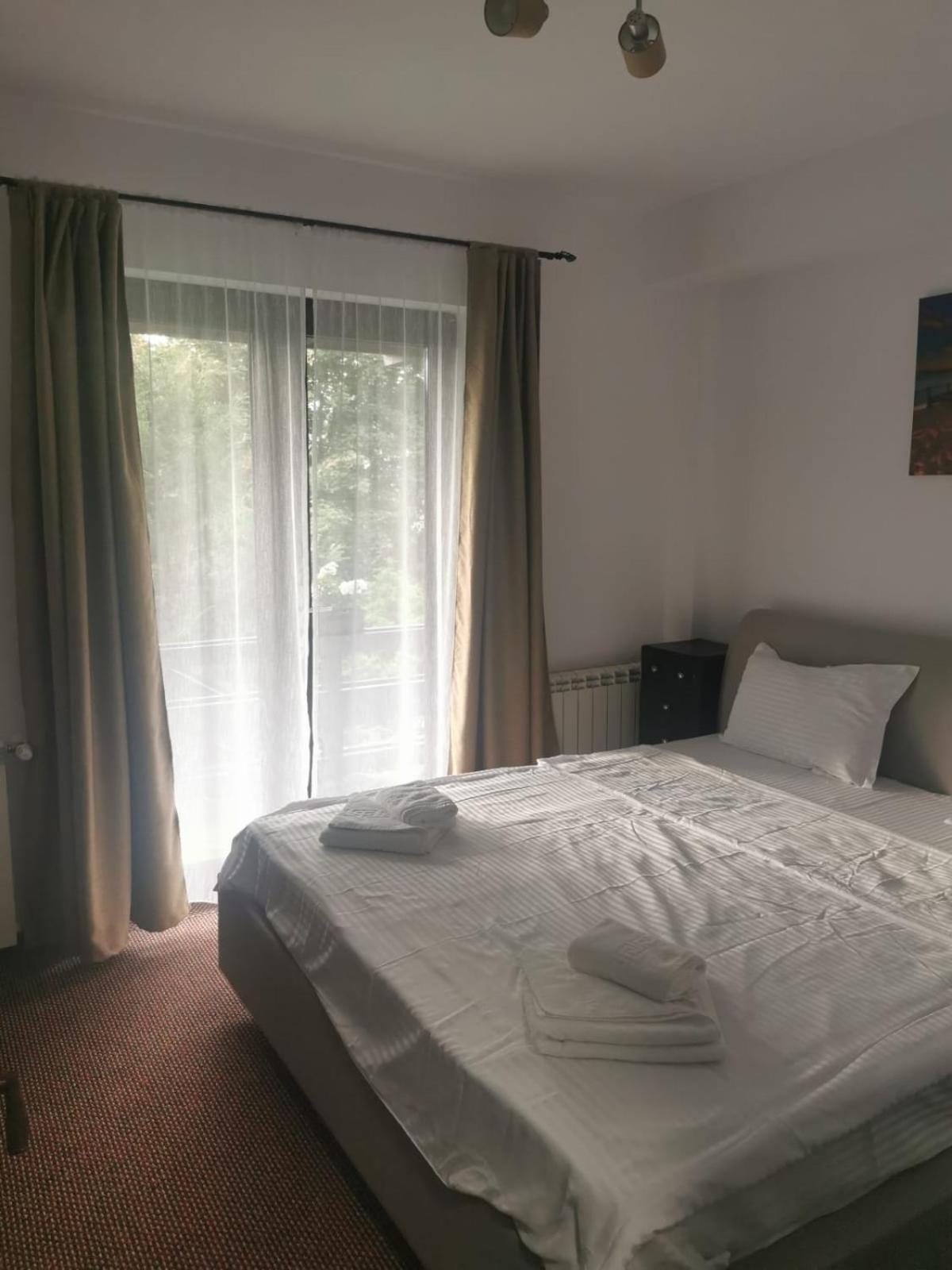 Queen Room with Balcony - Photo 4