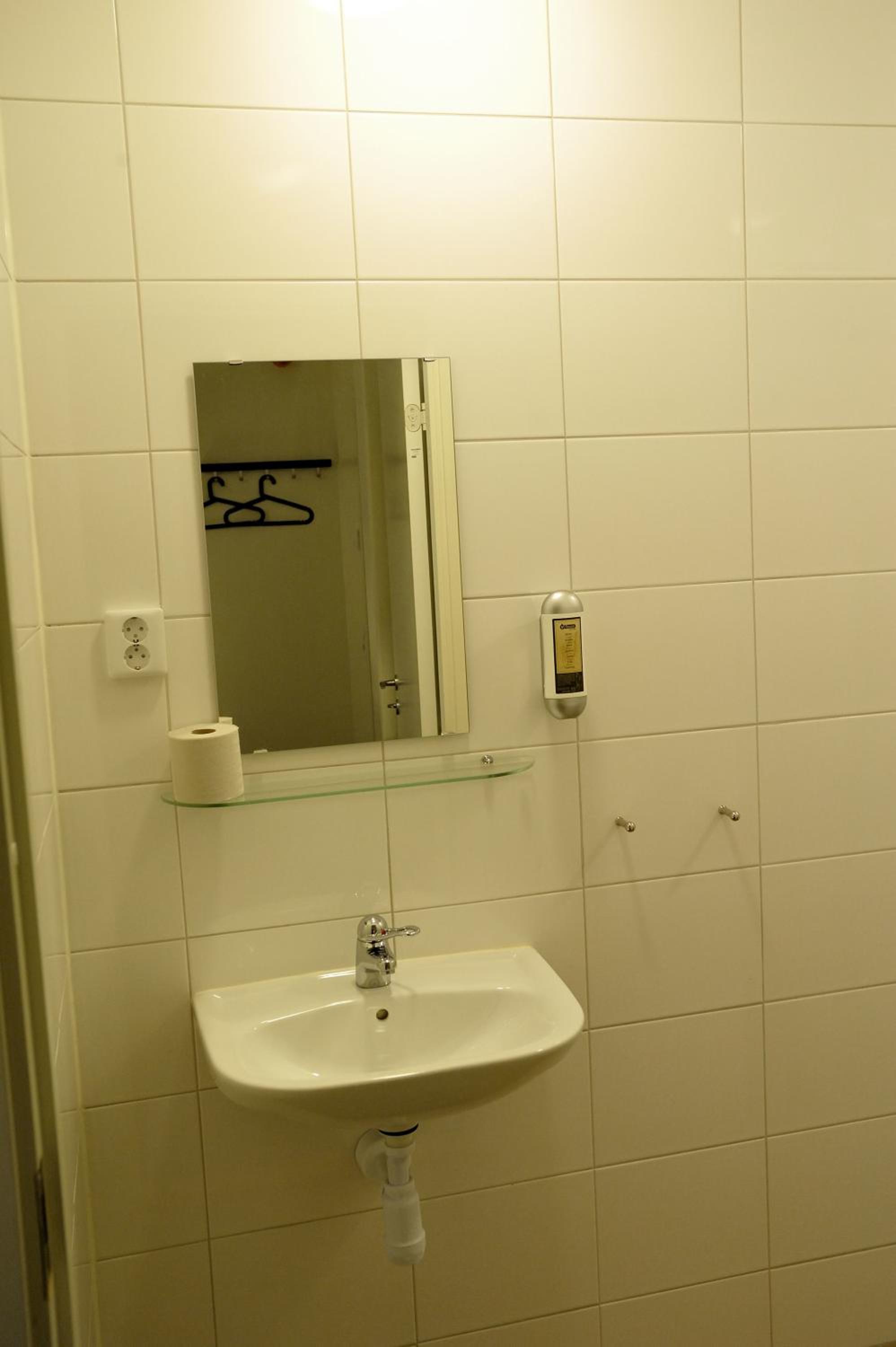 Twin Room - Photo 11