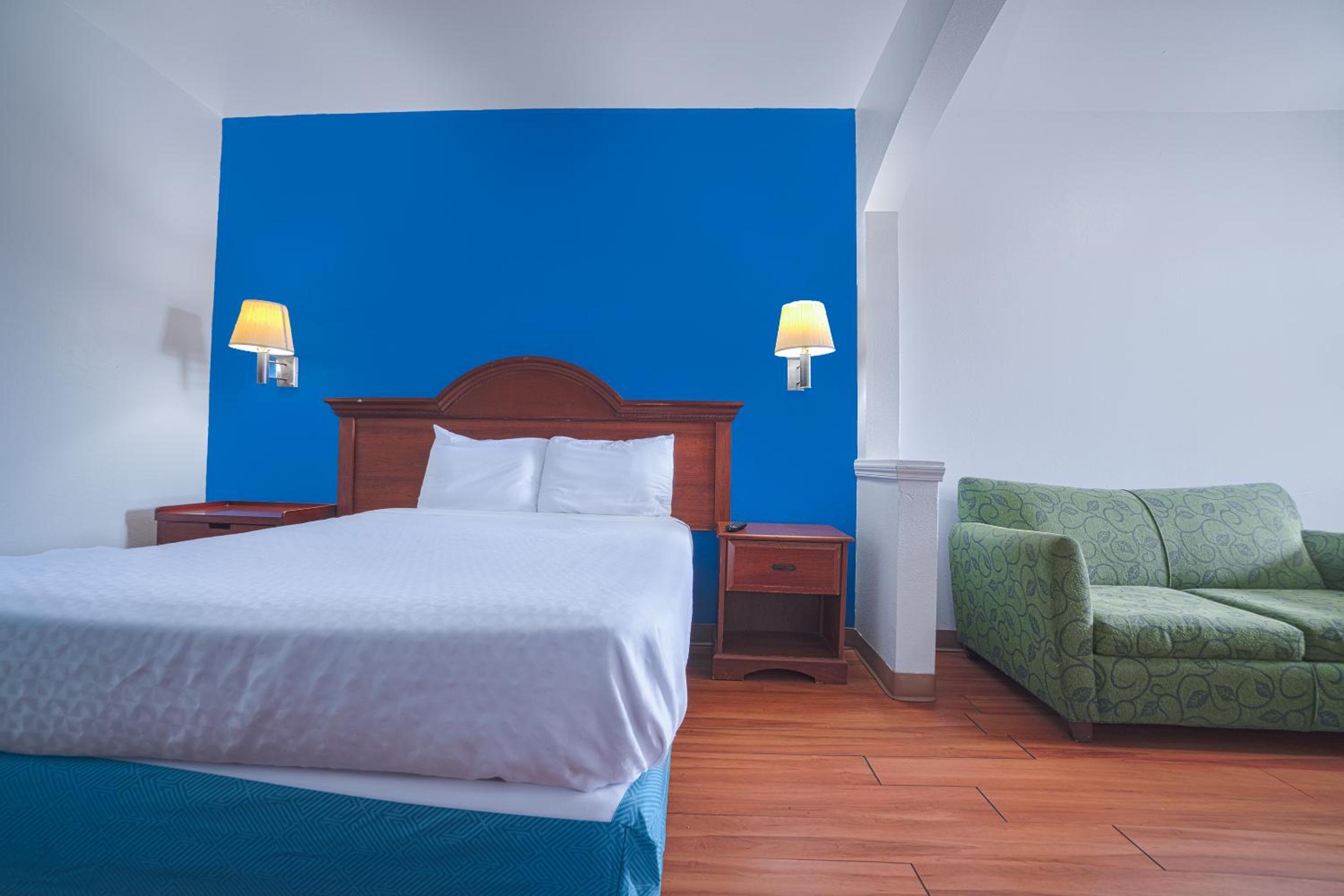 Queen Bed Non-Smoking - Photo 9