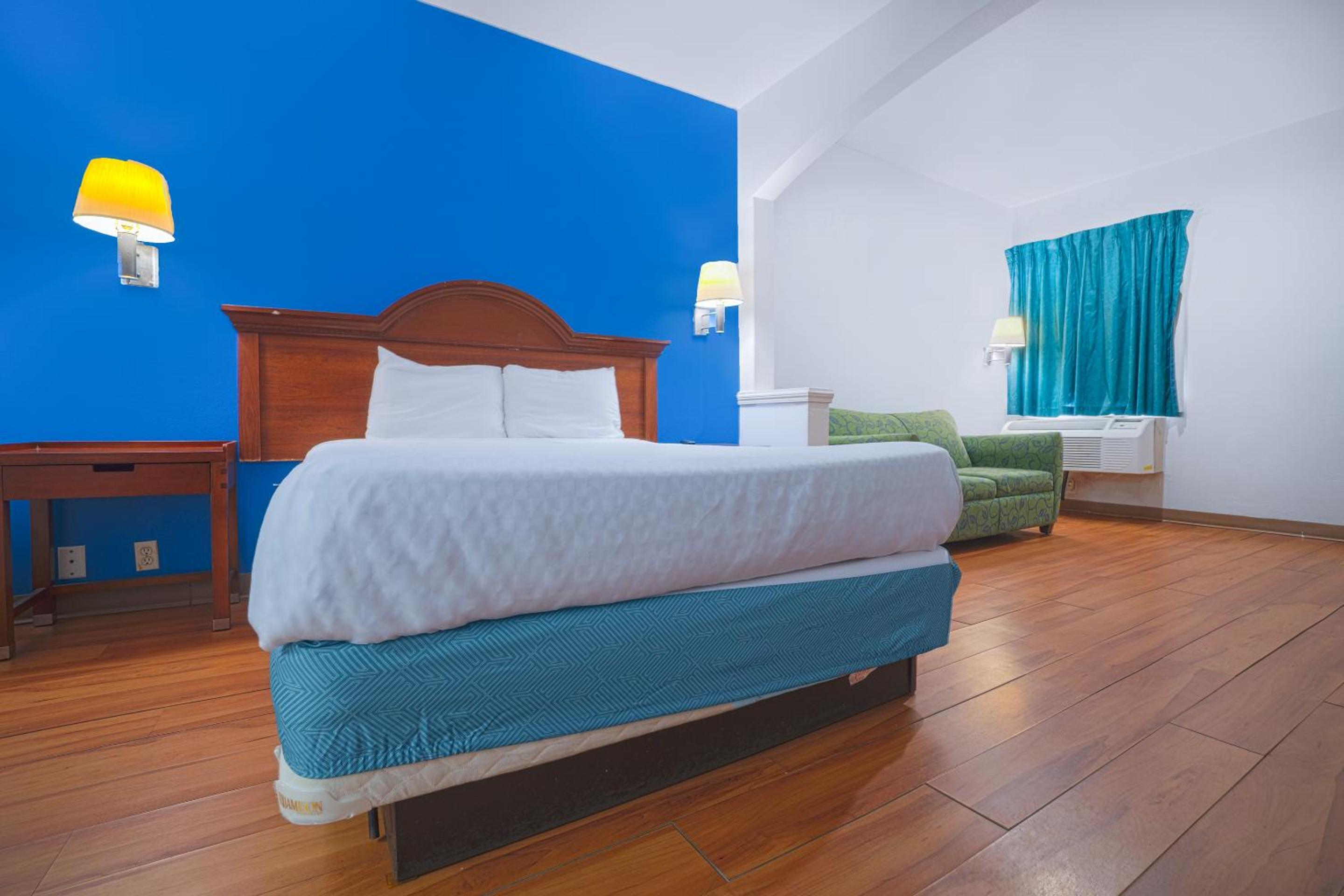 Queen Bed Non-Smoking - Photo 1